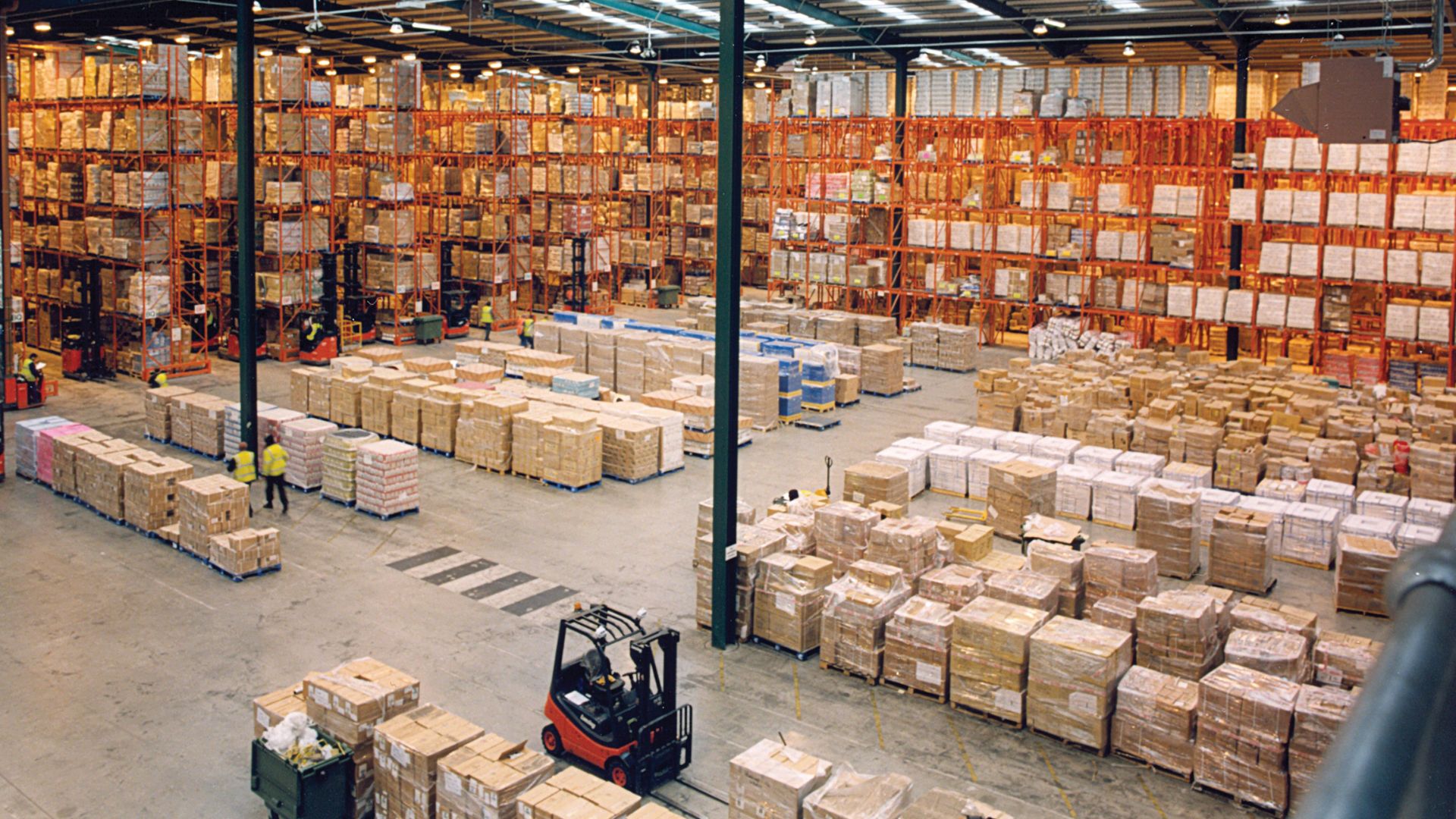 File:Modern warehouse with pallet rack storage system.jpg