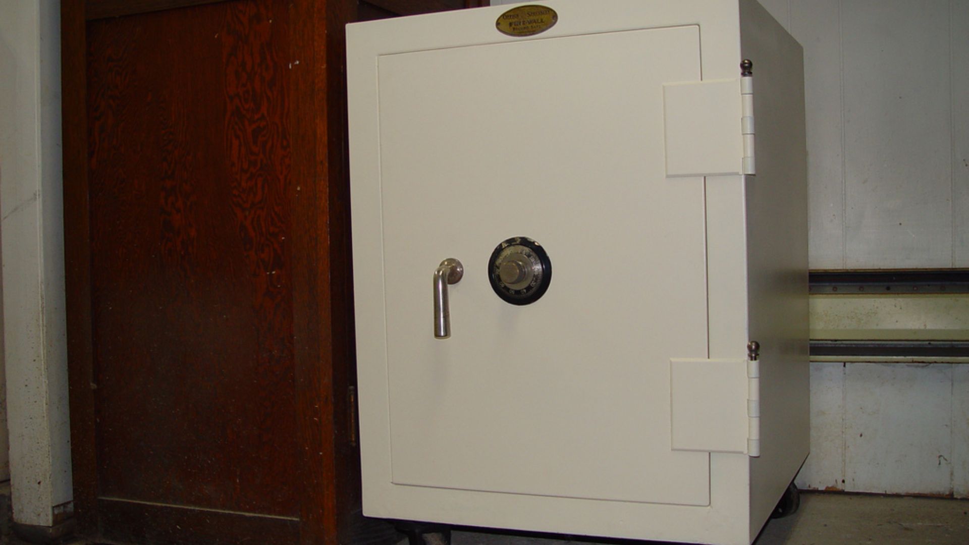File:Safe-deposit box.jpg