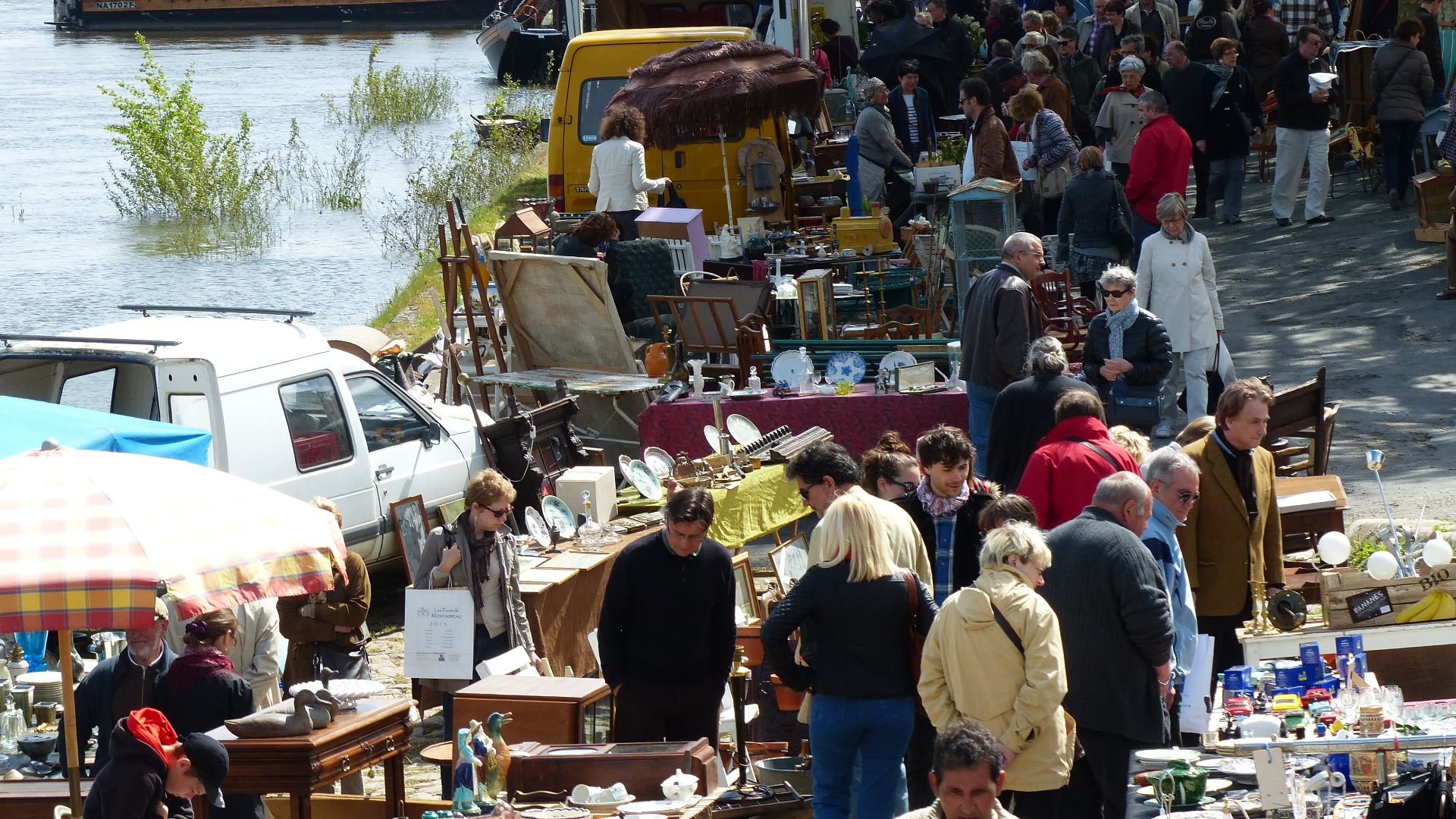 File:Puces de Montsoreau.jpg