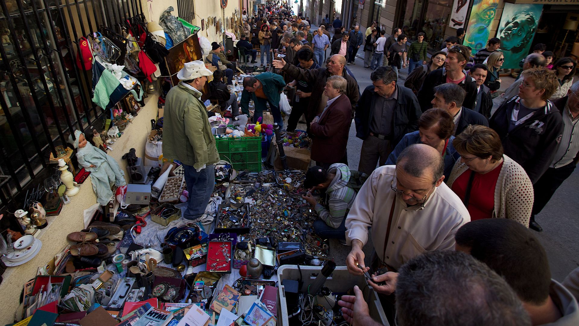 File:El Rastro Flea Market Madrid.jpg