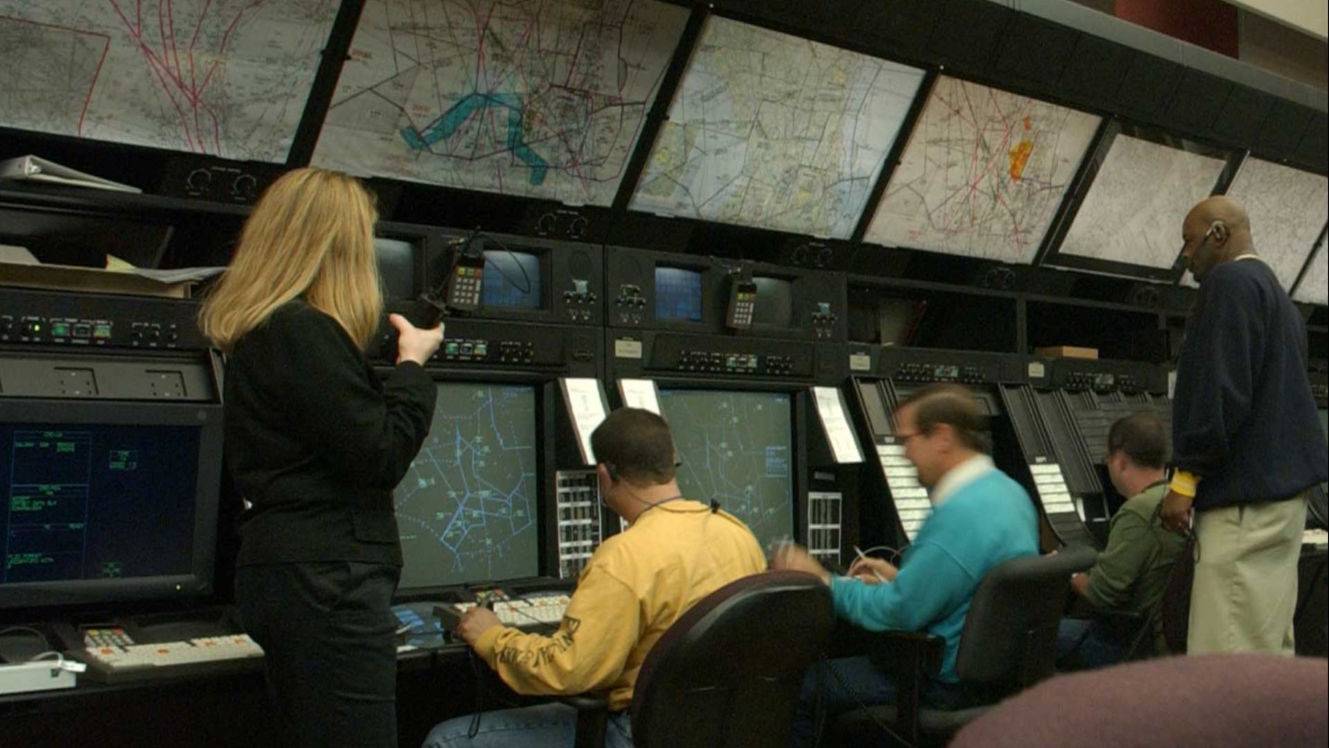 File:Air traffic controllers at the Washington ARTCC.jpg