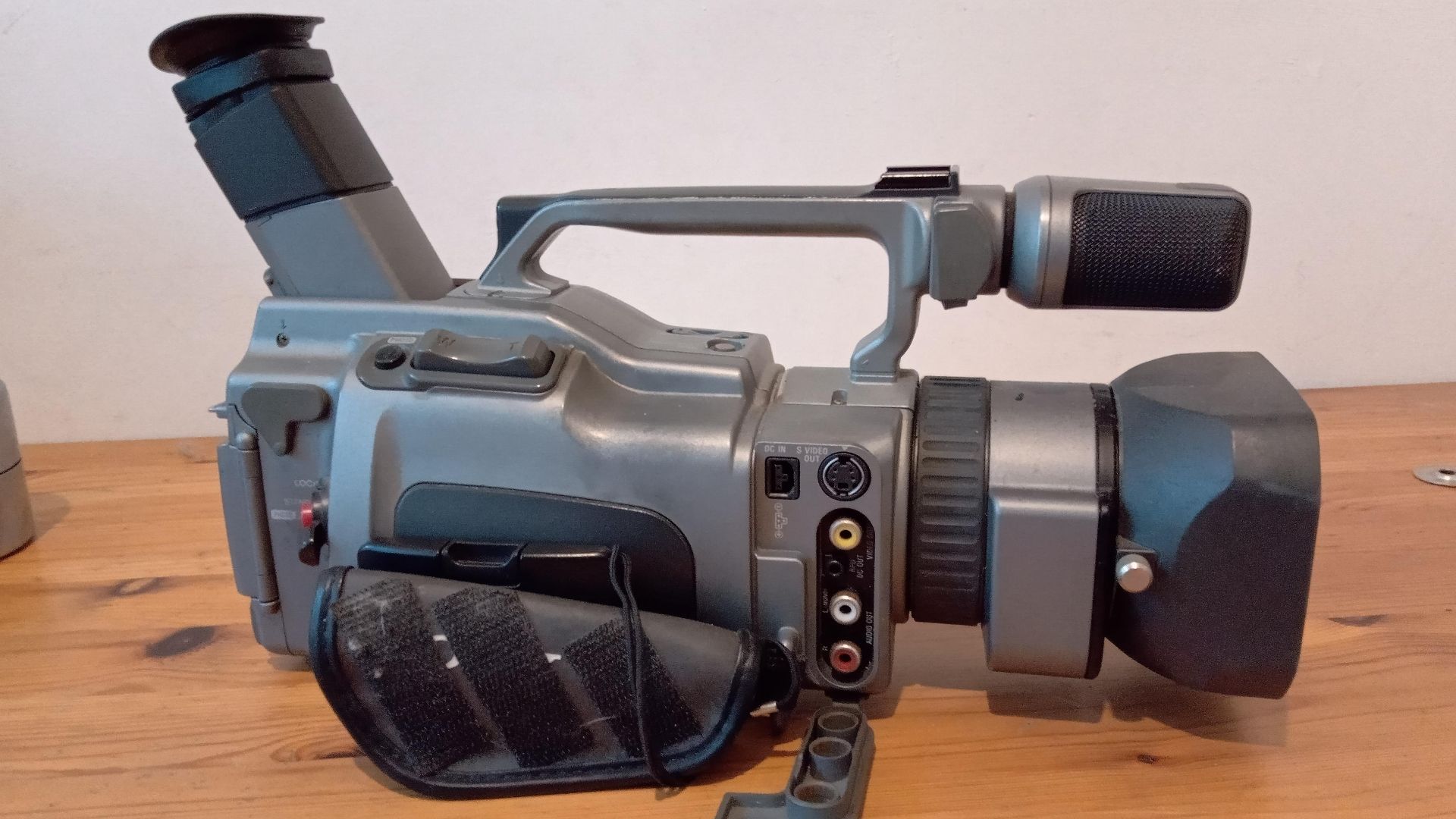 File:Sony DCR-VX1000 01.jpg