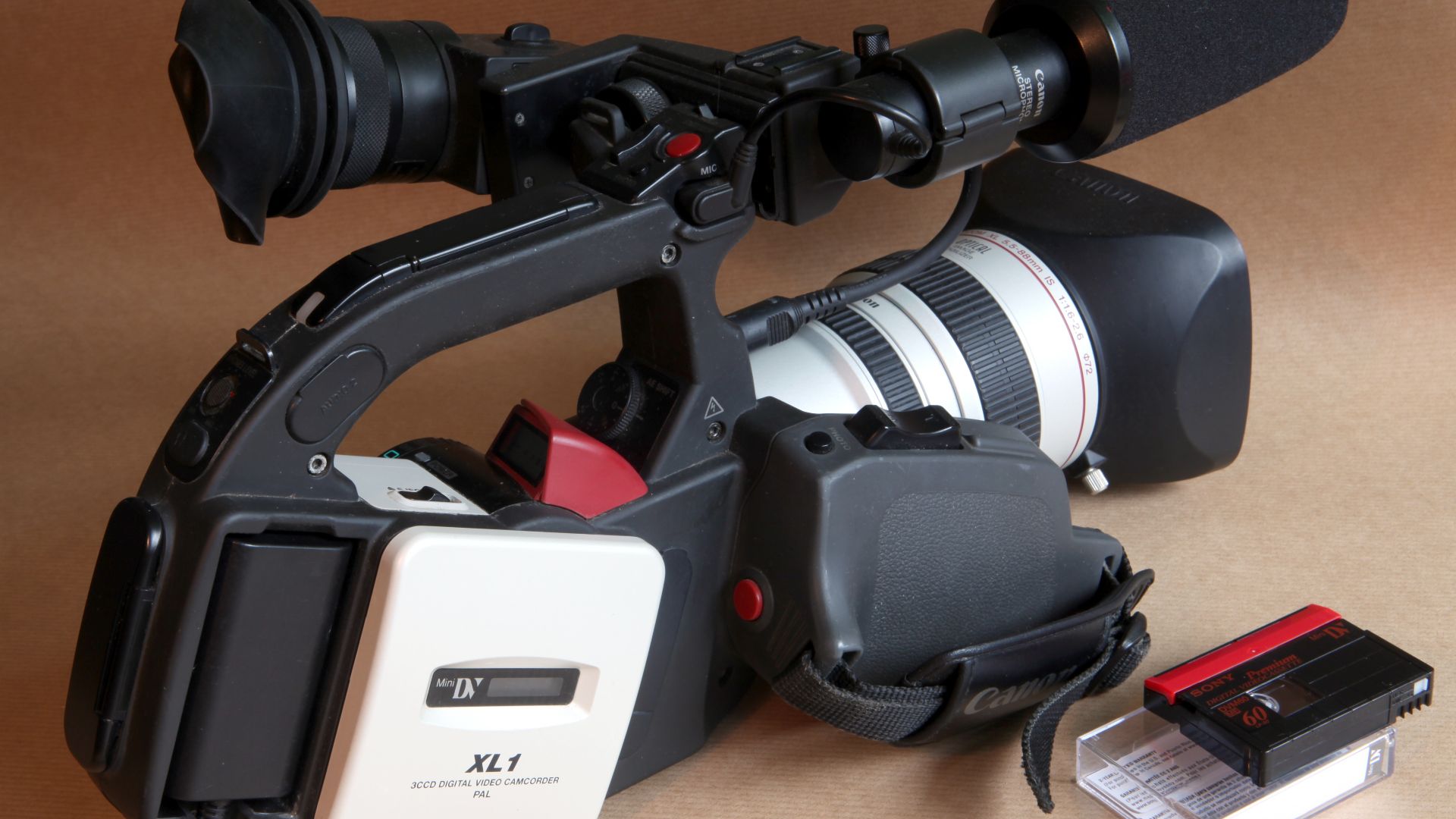 File:Canon XL-1 3 CCD Digital Video Camcorder PAL Mini DV.jpg