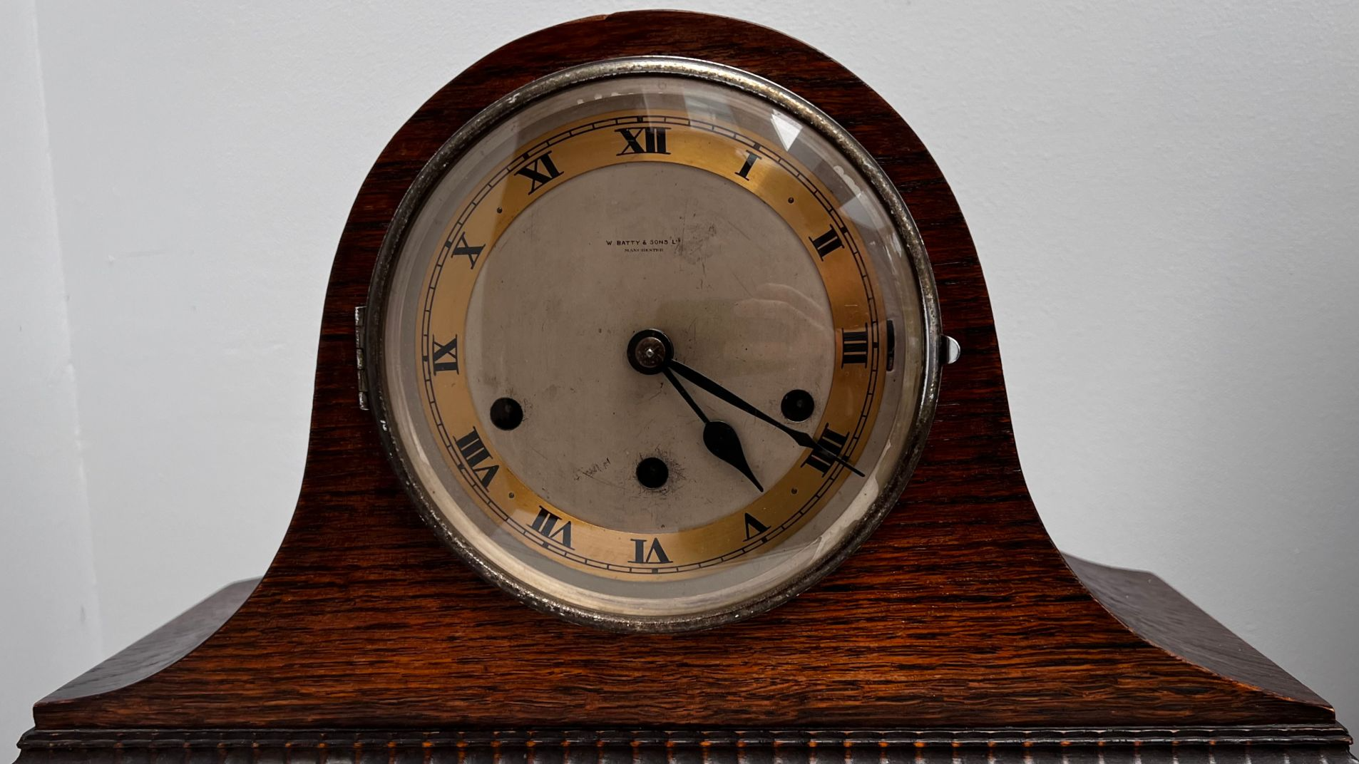 File:William Batty & Sons Ltd mantel clock, late 19th century.jpg