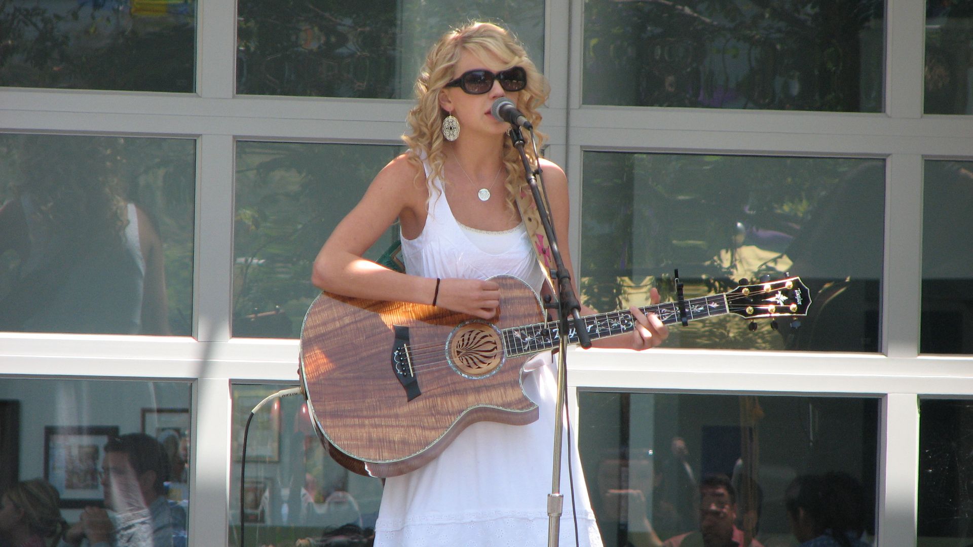 File:TaylorSwift4.jpg