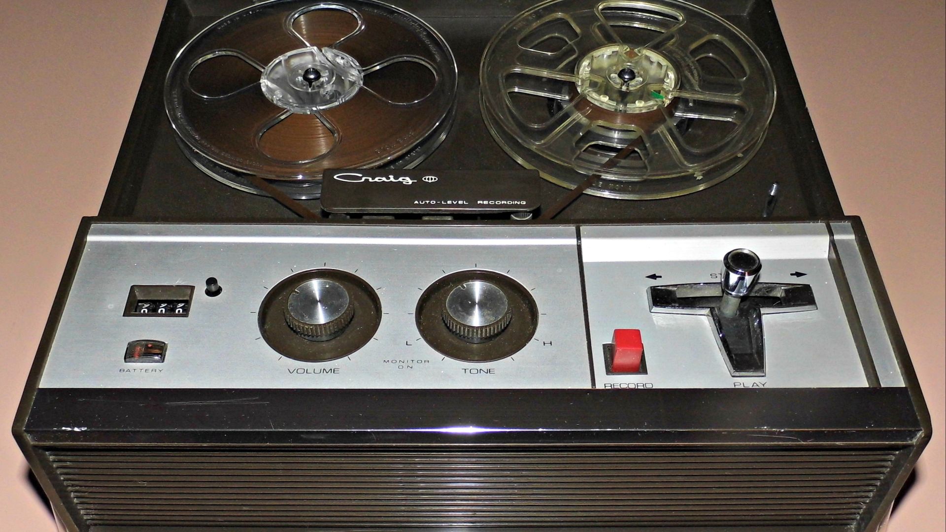 File:Vintage Craig Panorama Reel-To-Reel Portable Tape Recorder, Model 2106, Solid State, Made In Japan, Circa 1965 (15922643586).jpg