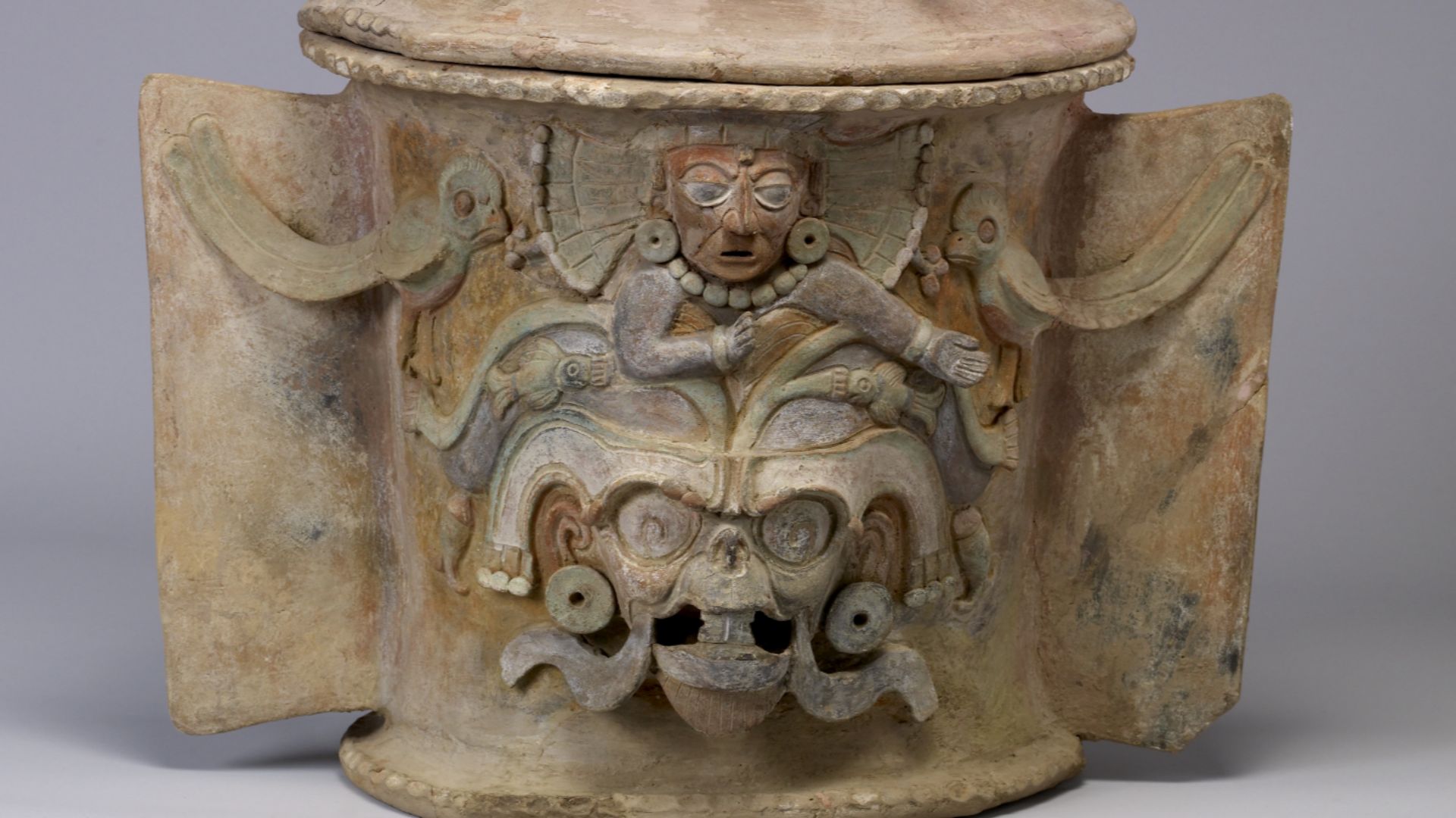 File:Mayan - Maya Polychrome Lidded Urn with Seated Figure - Walters 482793.jpg