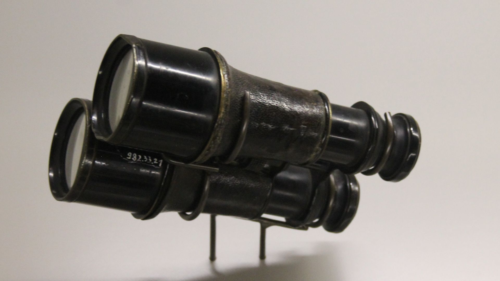 File:Musée d'histoire de Nantes - 454 - Jumelles du capitaine Émile Louis Ropart.jpg