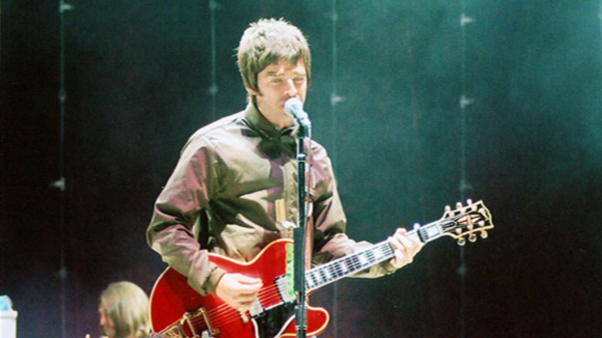 File:Oasis performing at Coors Amphitheatre on Sept 14 2005 (3).jpg