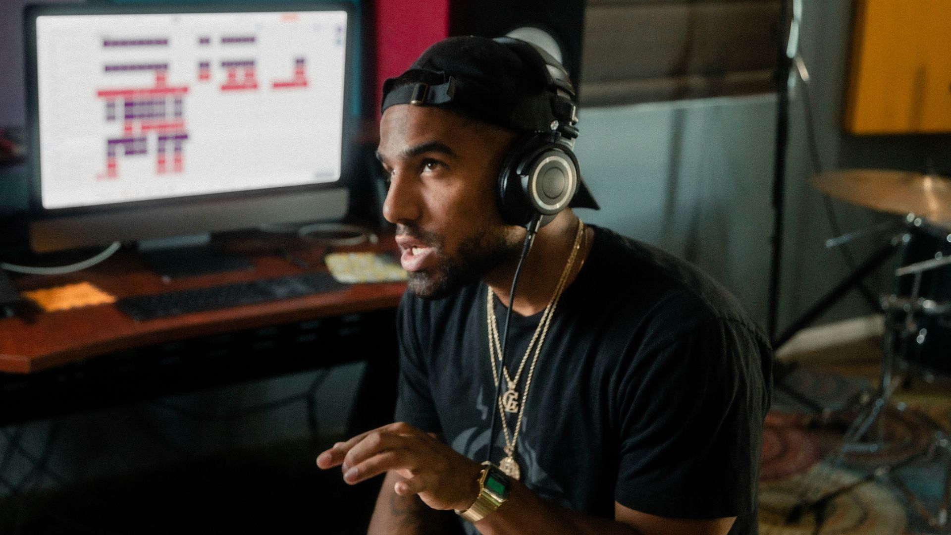 man in black crew neck t-shirt wearing black headphones