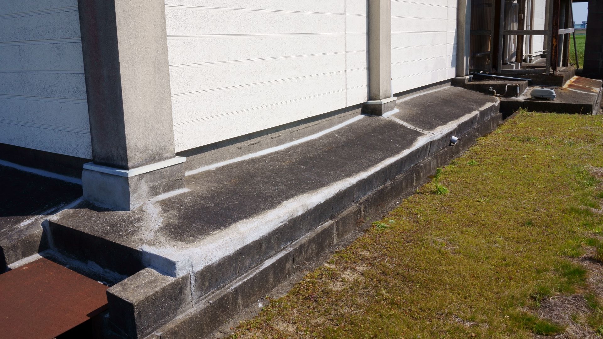 File:Filled foundation cracks by subsidence in Baba, Kohoku.jpg