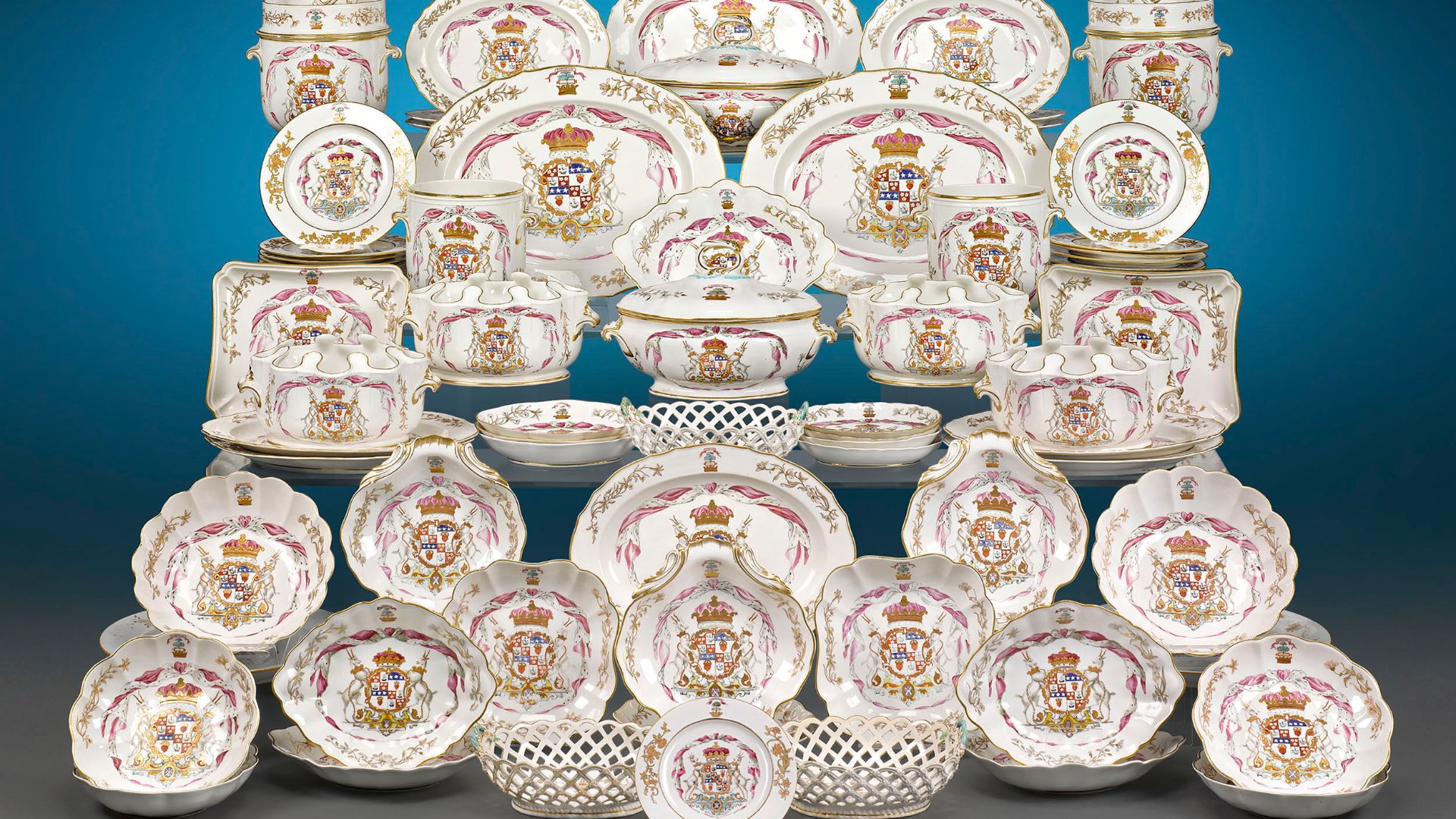 File:Duke of Hamilton Derby Dinner Service.jpg