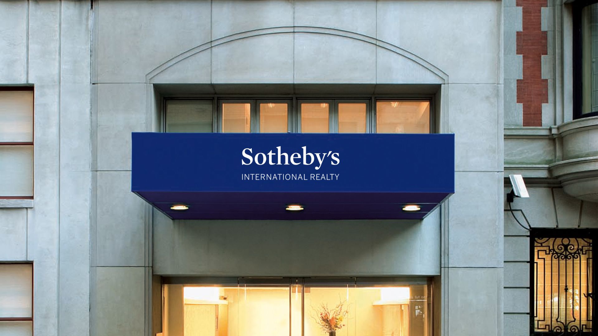 File:Sothebys ny-office color 2014-01-28.jpg