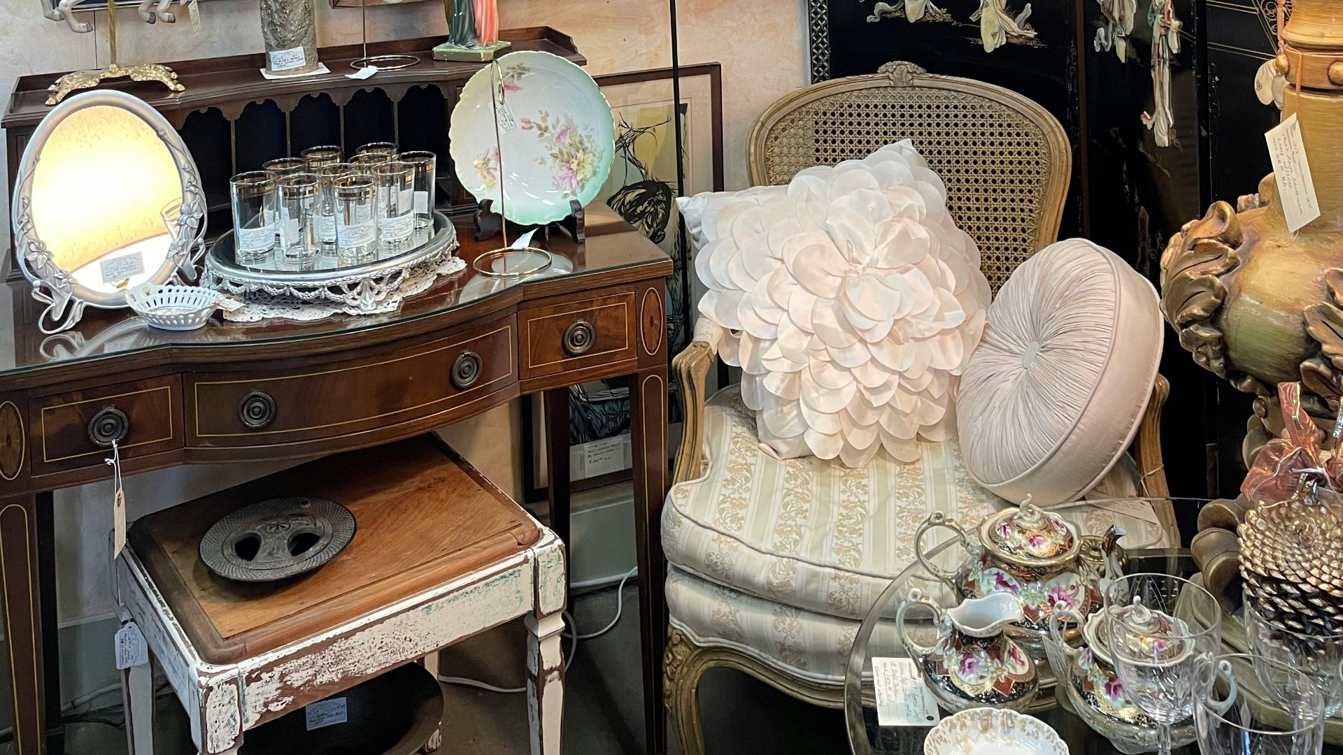 A room filled with furniture and pictures on the wall