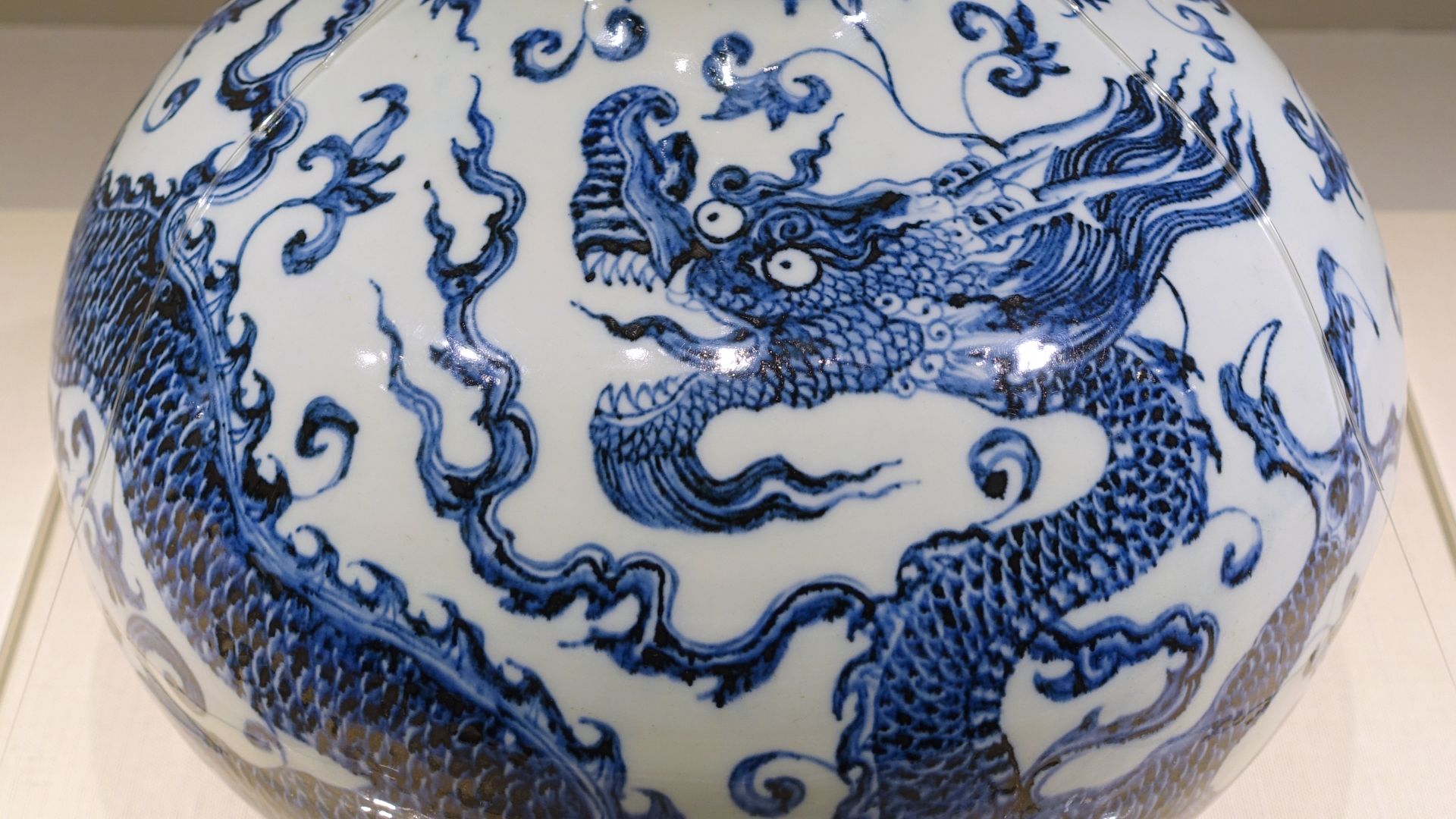 File:Bottle jar with dragon and arabesque design, China, Jingdezhen kiln, Ming dynasty, Yongle period, 1403-1424 AD, blue and white - Matsuoka Museum of Art - Tokyo, Japan - DSC07353.JPG