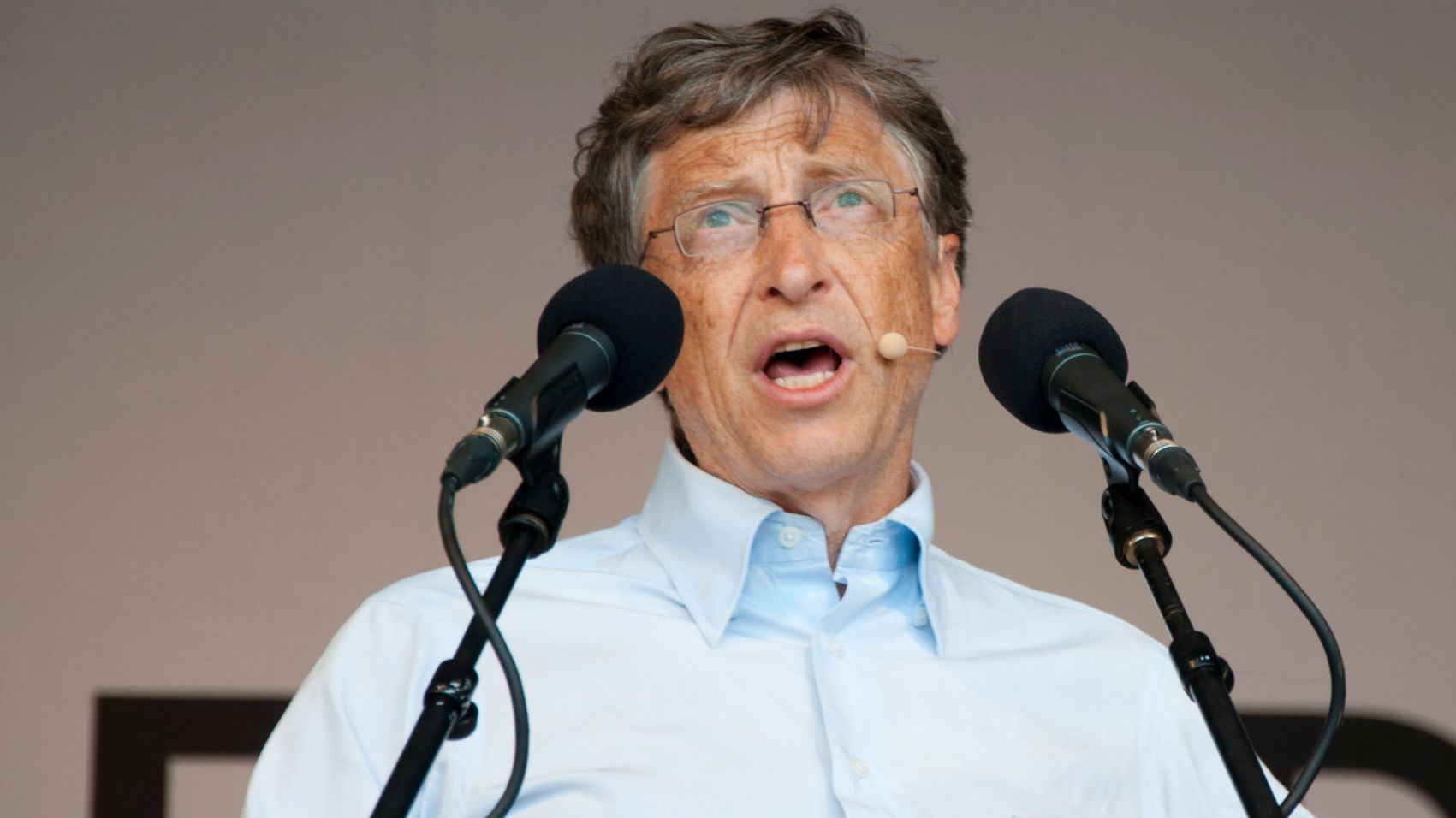 File:Bill Gates makes speech at food poverty event in London (12886738863).jpg