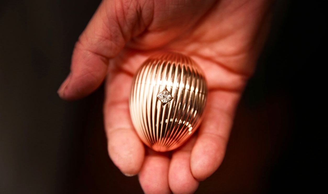 Gettyimages -  Carl Faberge's Lost Third Imperial Easter Egg Goes On Display LONDON, ENGLAND - APRIL 16: The Third Faberge Imperial Easter Egg is displayed at Court Jewellers Wartski on April 16, 2014 in London, England. This rare Imperial Faberge Easter Egg, made for the Russian Royal family in 1887, thought to be worth tens of millions of dollar, was seized by the Bolsheviks after the Russian revolution. It was sold at auction in New York in 1964 as a 'Gold watch in egg form case' for $2450 - its provenance then unknown. Later a buyer in the US Mid-West bought it for possible scrap metal value until he discovered it's true value. (Photo by Peter Macdiarmid/Getty Images)