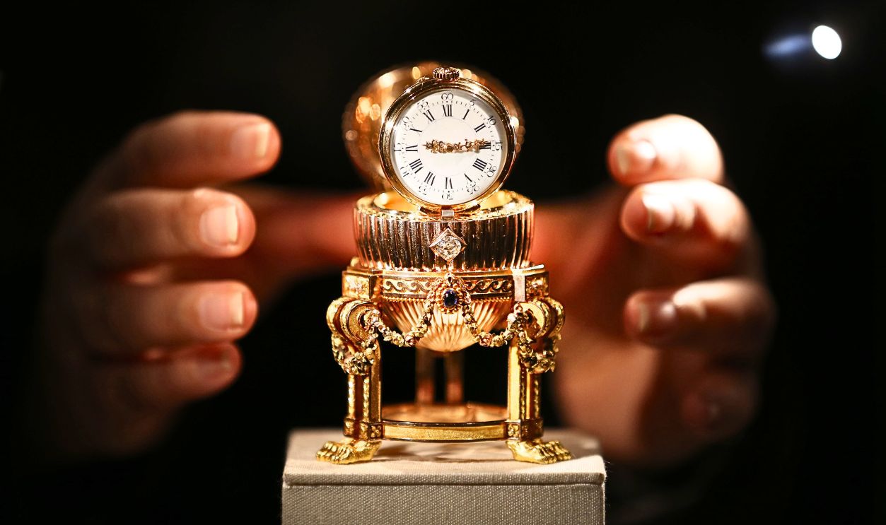 Gettyimages - Carl Faberge's Lost Third Imperial Easter Egg Goes On Display LONDON, ENGLAND - APRIL 16: The Third Faberge Imperial Easter Egg is displayed at Court Jewellers Wartski on April 16, 2014 in London, England. This rare Imperial Faberge Easter Egg, made for the Russian Royal family in 1887, thought to be worth tens of millions of dollar, was seized by the Bolsheviks after the Russian revolution. It was sold at auction in New York in 1964 as a 'Gold watch in egg form case' for $2450 - its provenance then unknown. Later a buyer in the US Mid-West bought it for possible scrap metal value until he discovered it's true value. (Photo by Peter Macdiarmid/Getty Images)