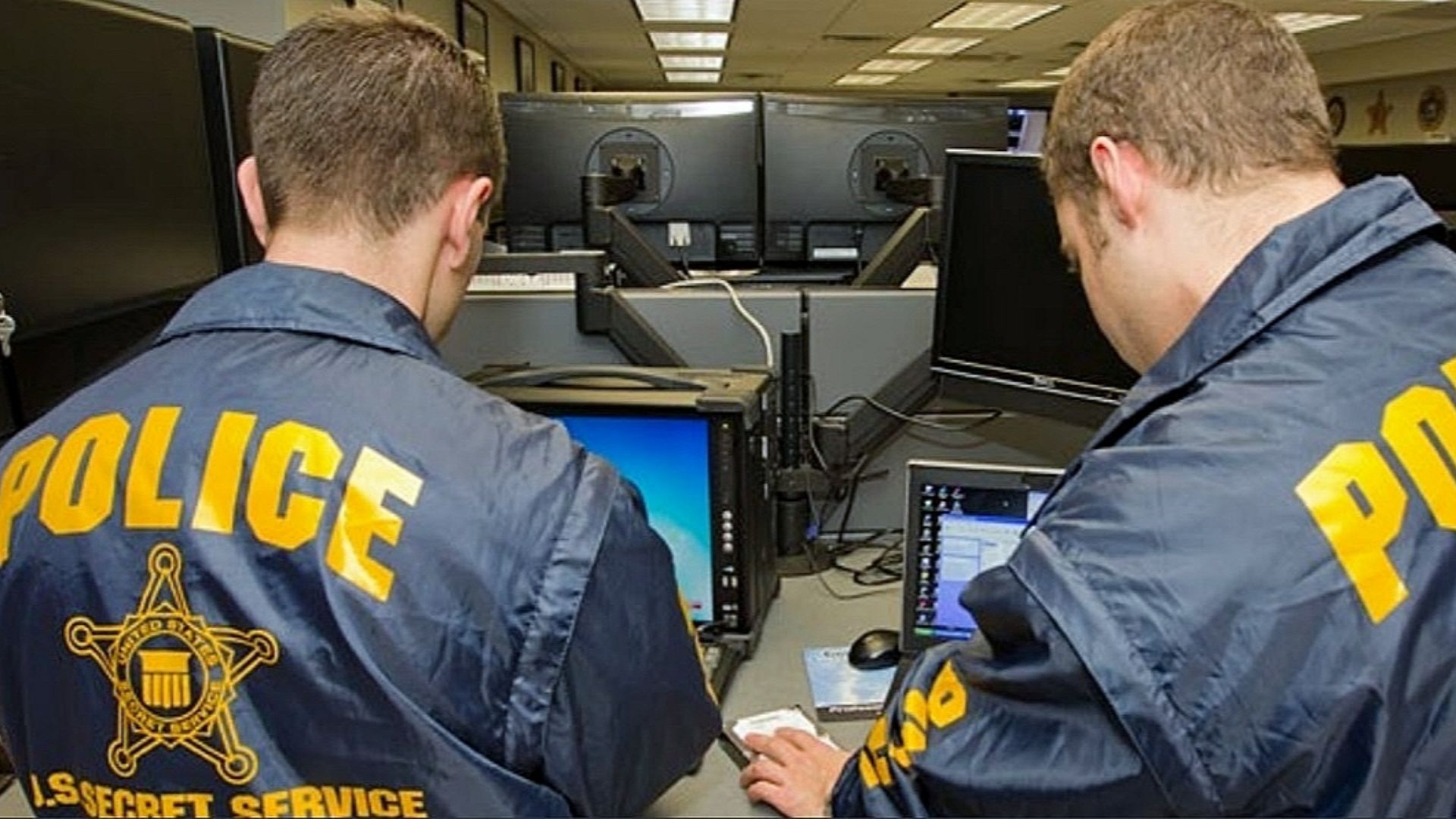 File:Secret Service agents conducting investigations.jpg