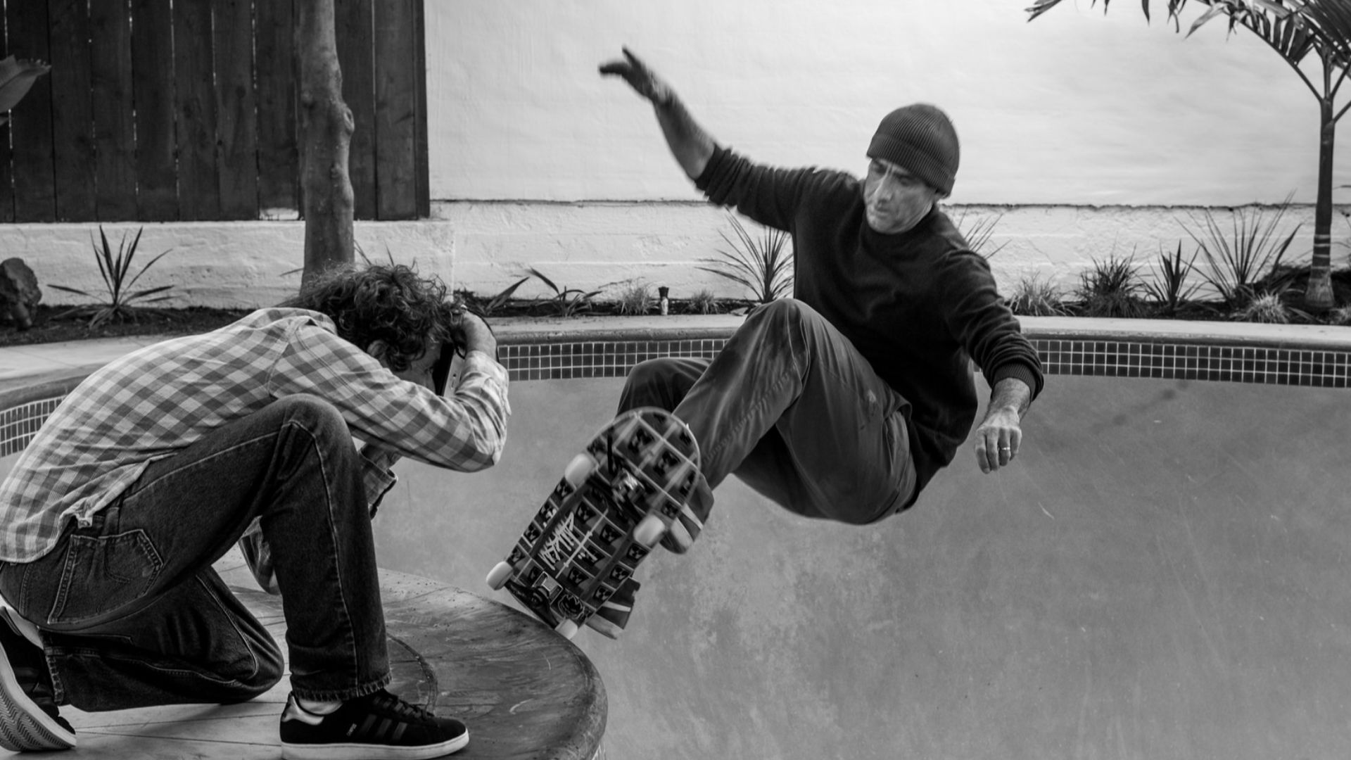 File:Glen E Friedman photographing Lance Mountain 2014.jpg