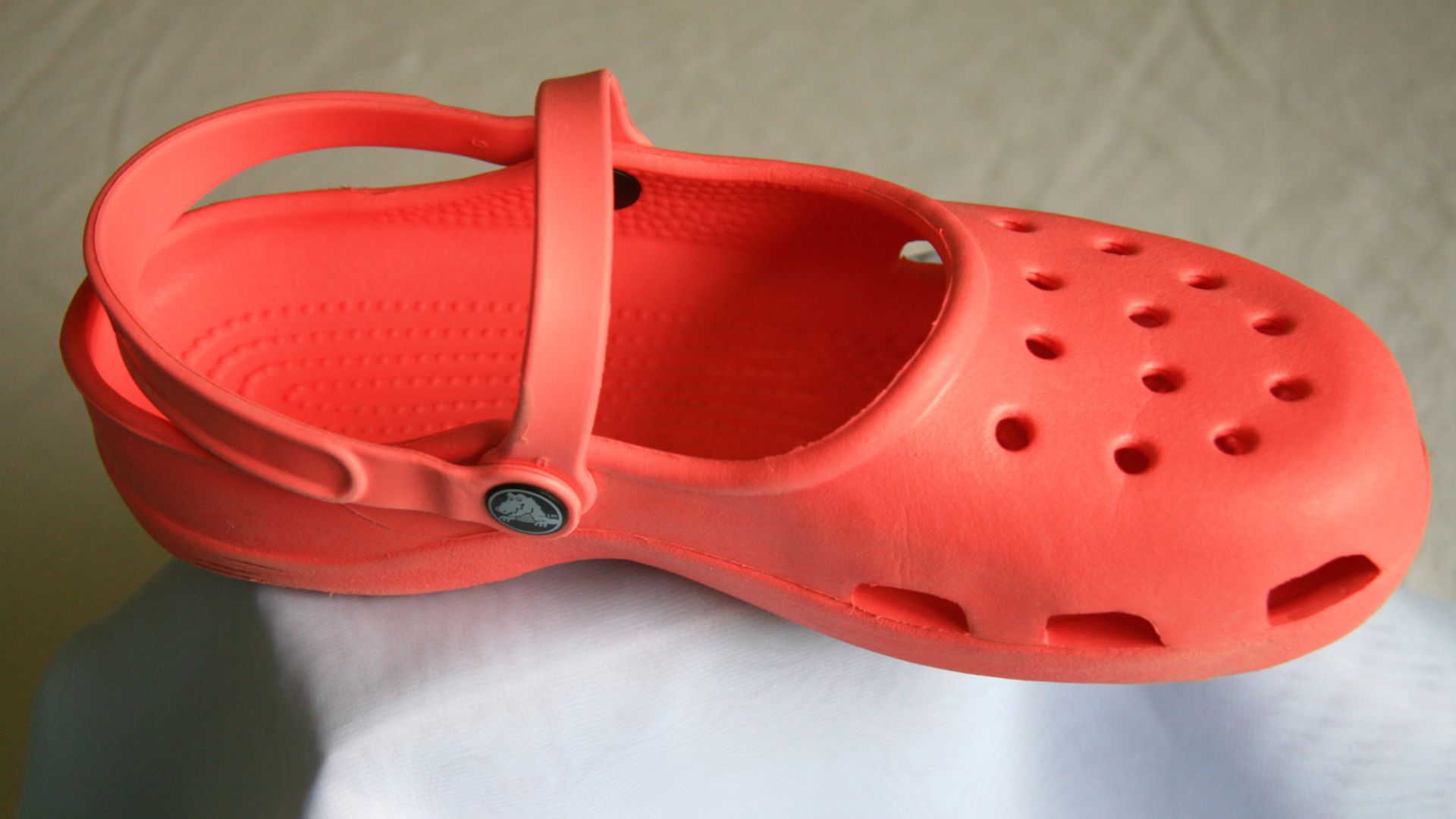 File:Left Croc Pink (4670371584).jpg