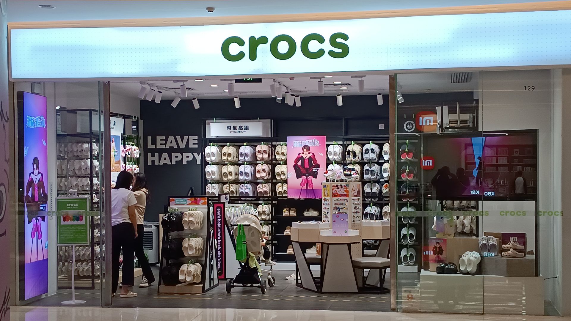File:SZ Shenzhen Luohu TaiNing Road n DongLe Road ViCity Mall shop Crocs shoes March 2025 R12S 02.jpg