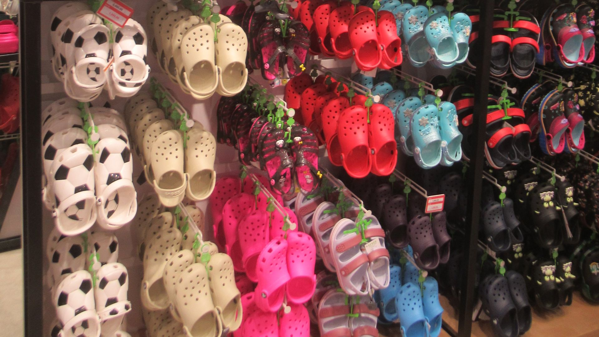 File:Crocs Philippines childrens footwearC.jpg