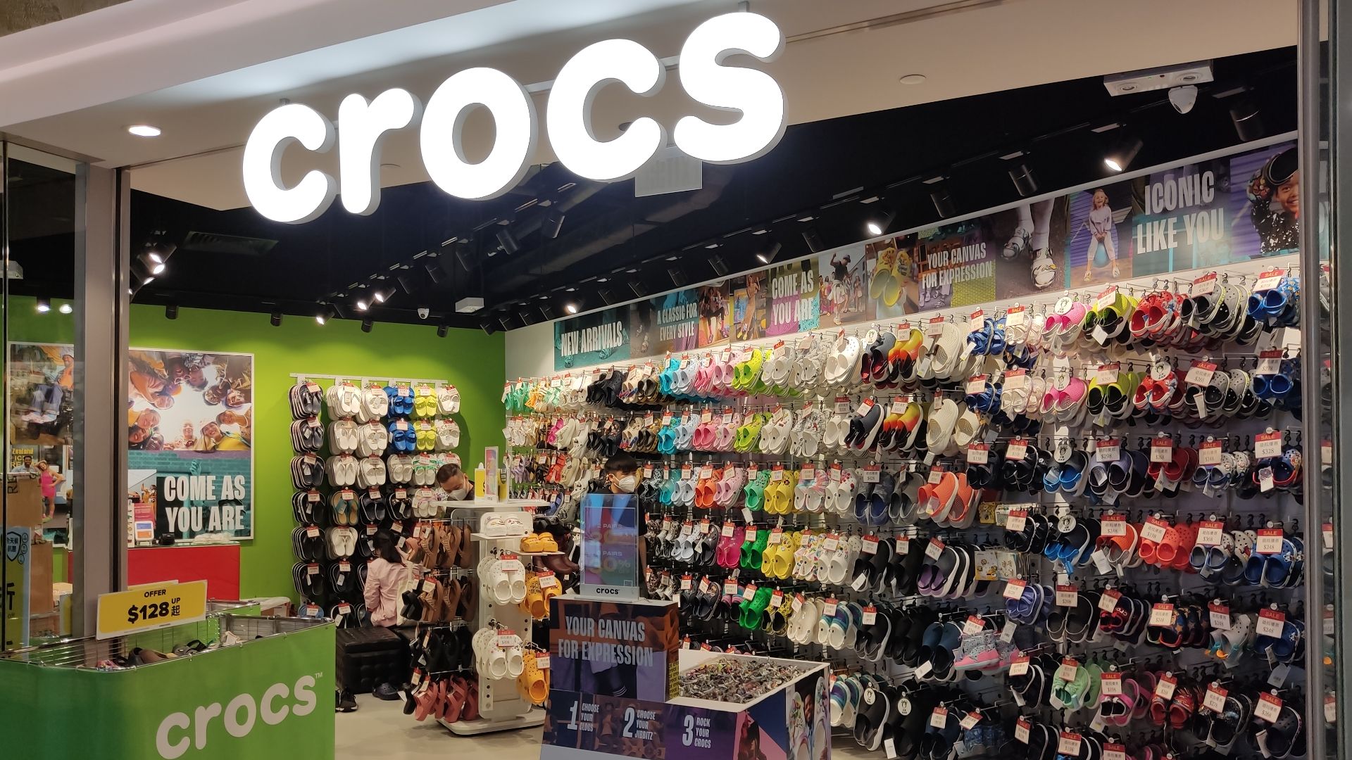 File:HK 東涌 Tung Chung 美東路 Mei Tung Road 東薈城 CityGate Outlets shopping mall shop March 2022 Px3 12 Crocs shoes.jpg