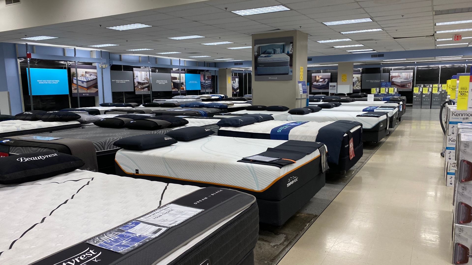 File:Sears Coral Gables (Miami, Florida) still open 19 March 2022 - 23.jpg