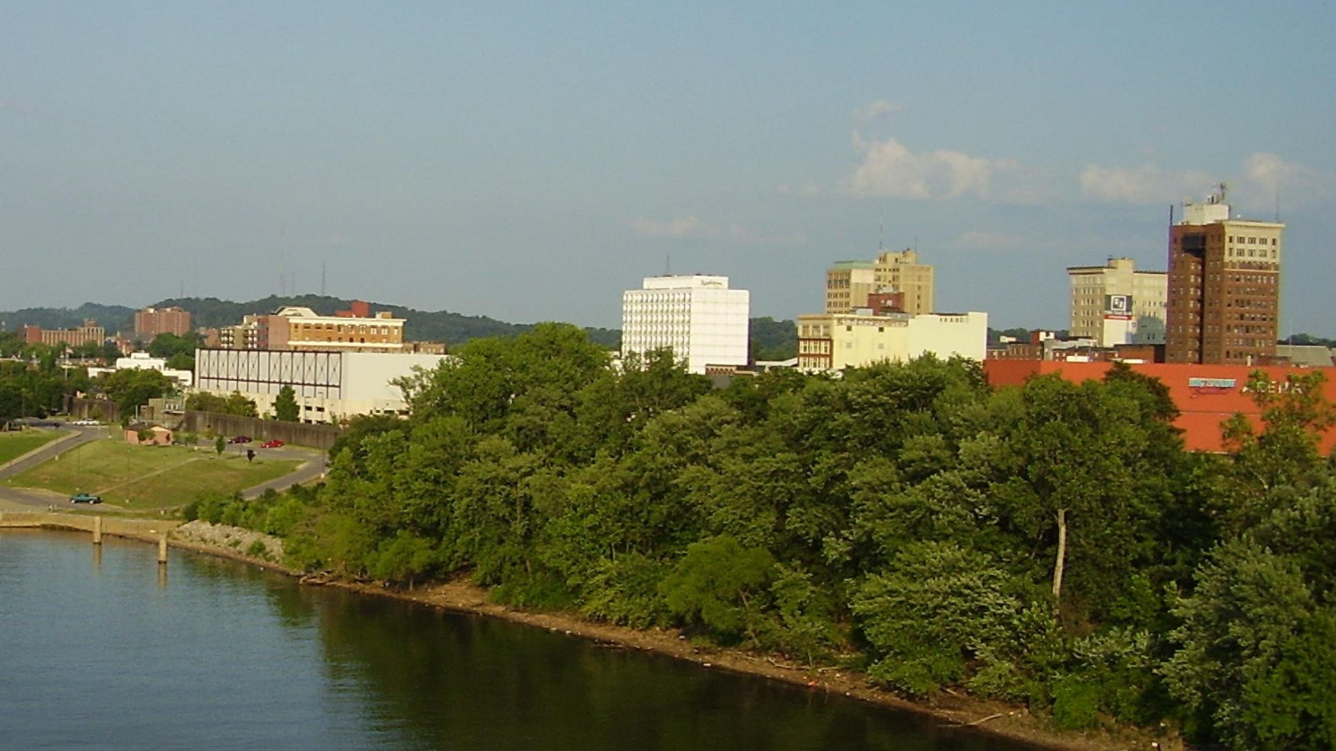 File:HuntingtonWVskyline.jpg