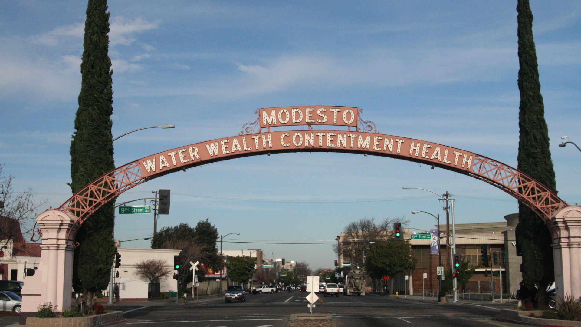File:Modesto Arch.JPG