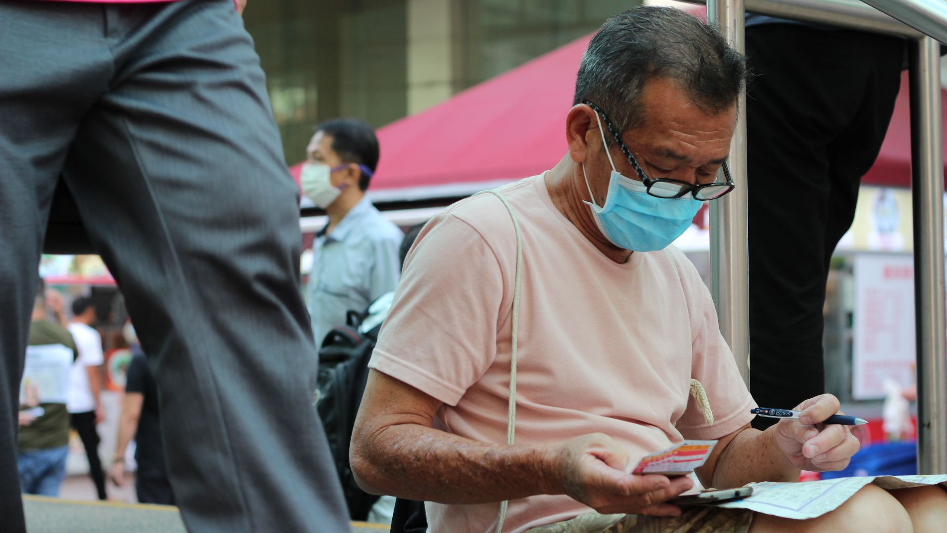 File:Betting on horses.jpg