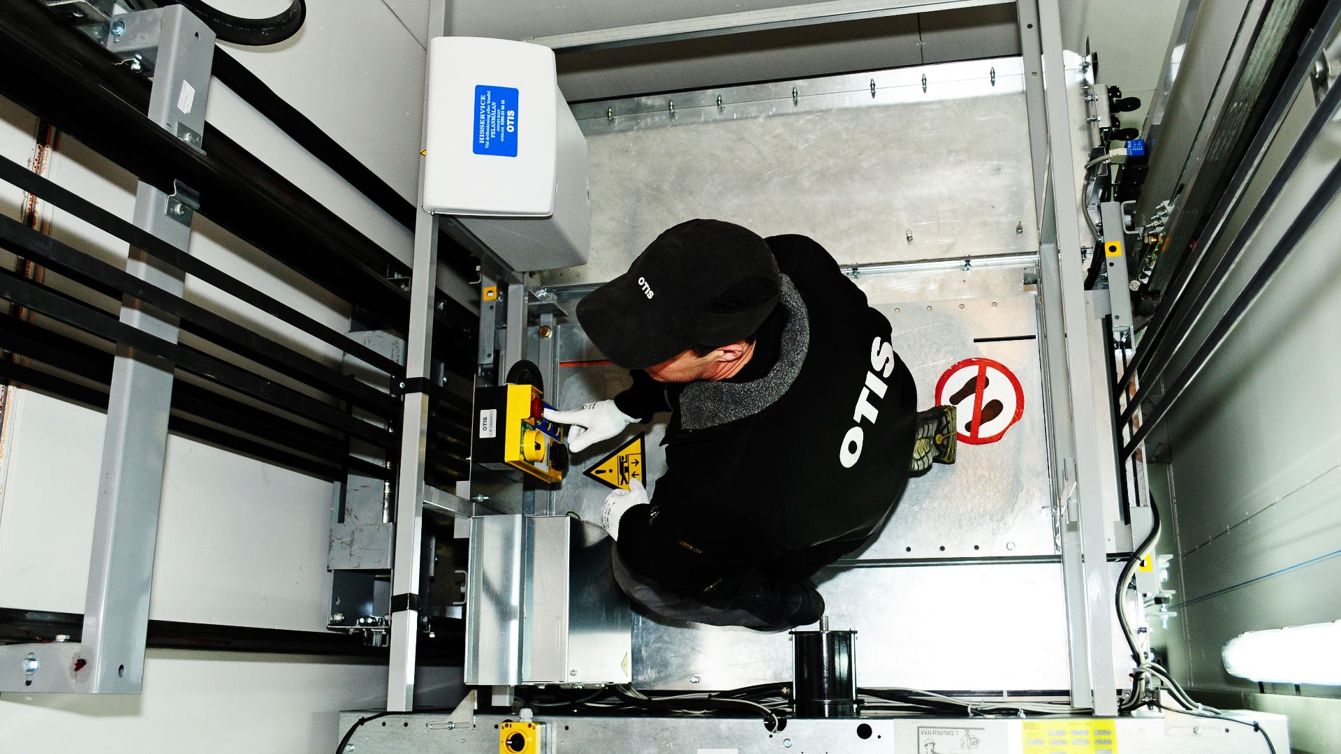 File:OTIS GEN 2 Comfort Roof Taket (Daniel Åhs).jpg