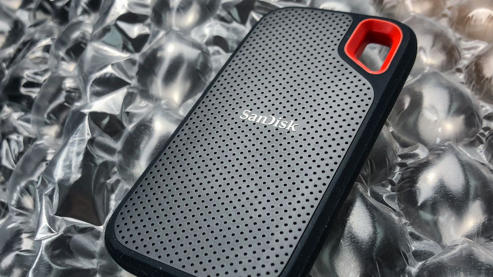 File:SanDisk Extreme Portable SSD - 1TB, USB-C (41036158305).jpg