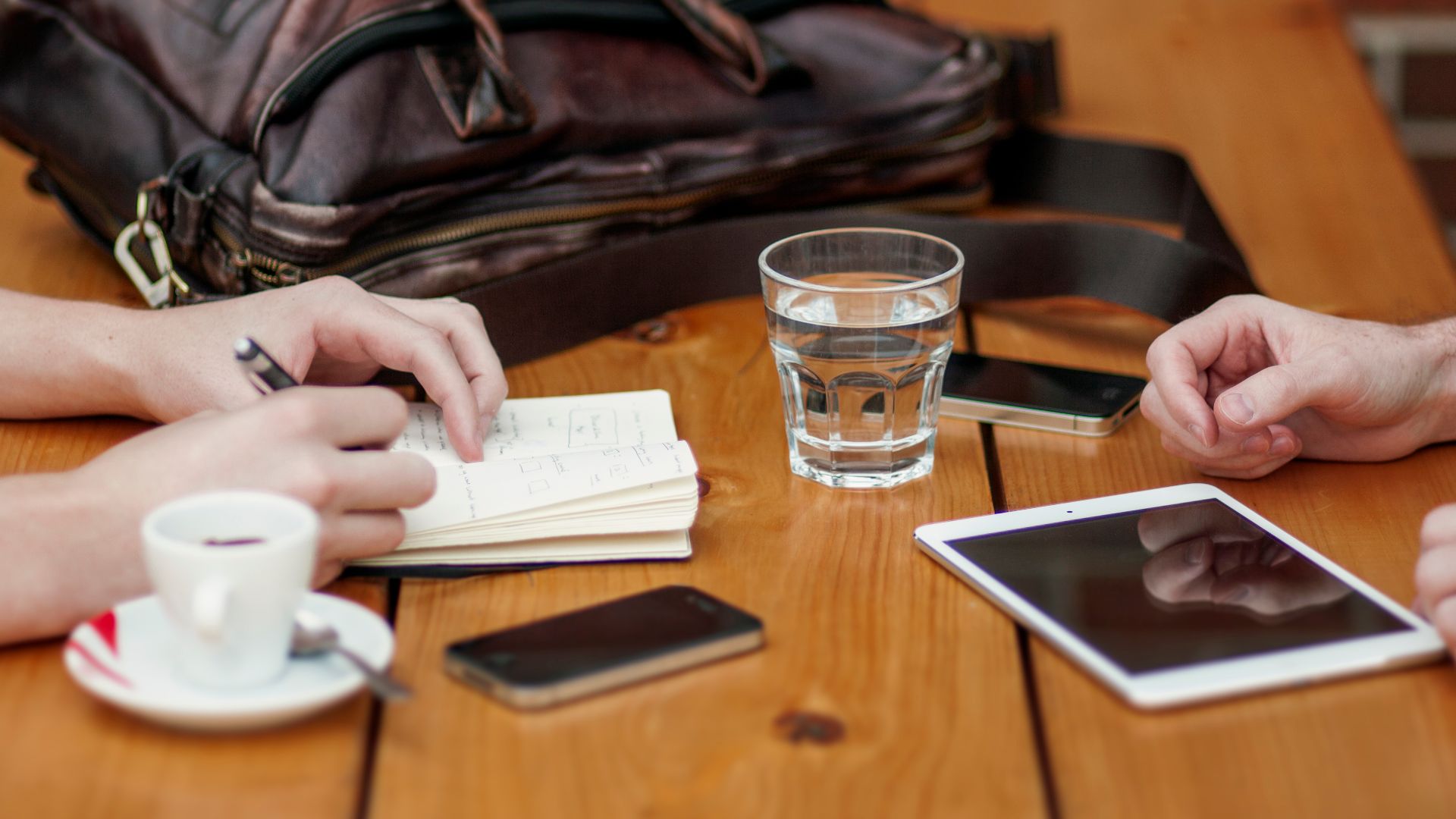 File:Two people meeting with iphone and ipad (Unsplash).jpg