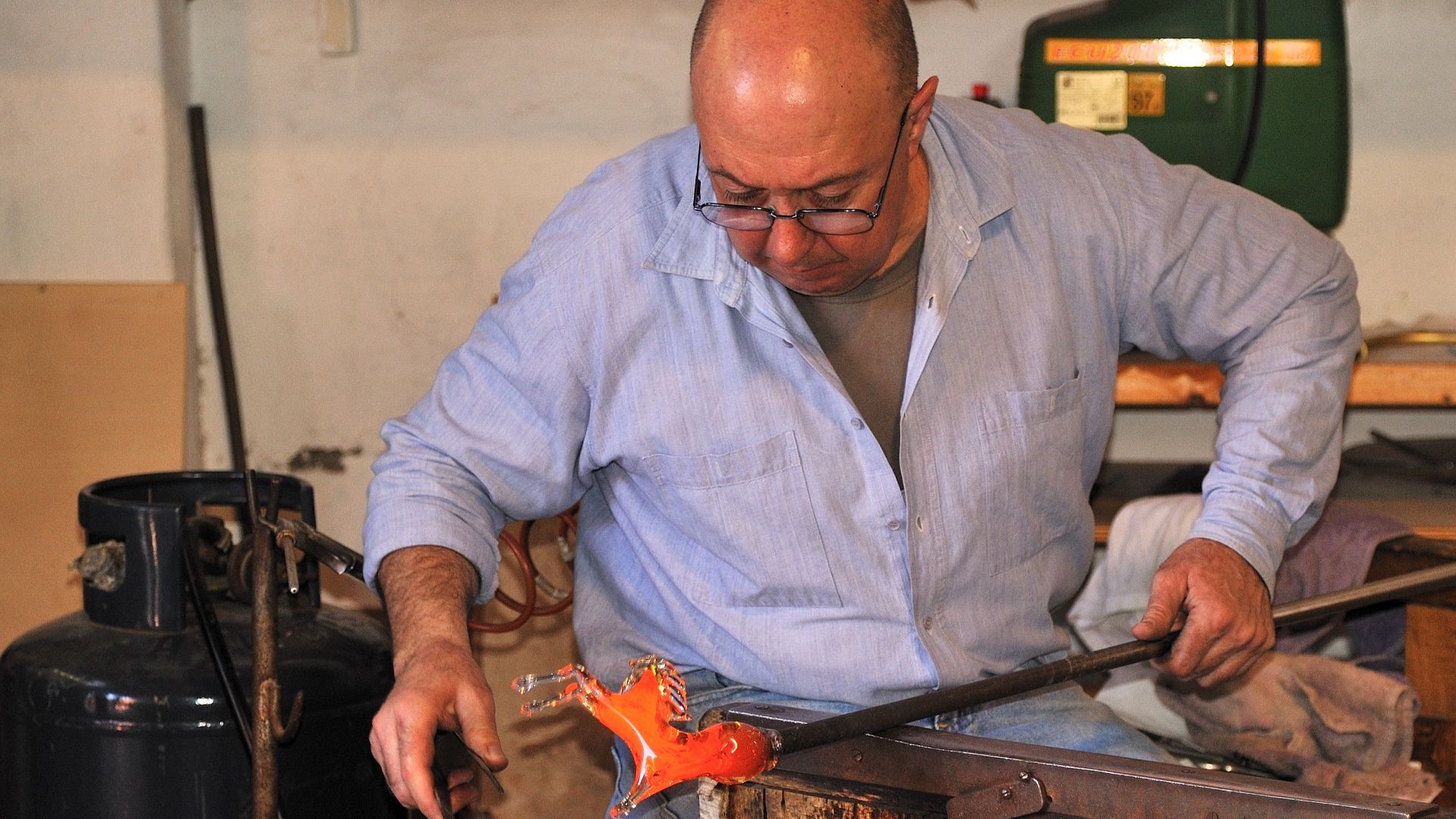 File:Murano making a Glass Horse.jpg