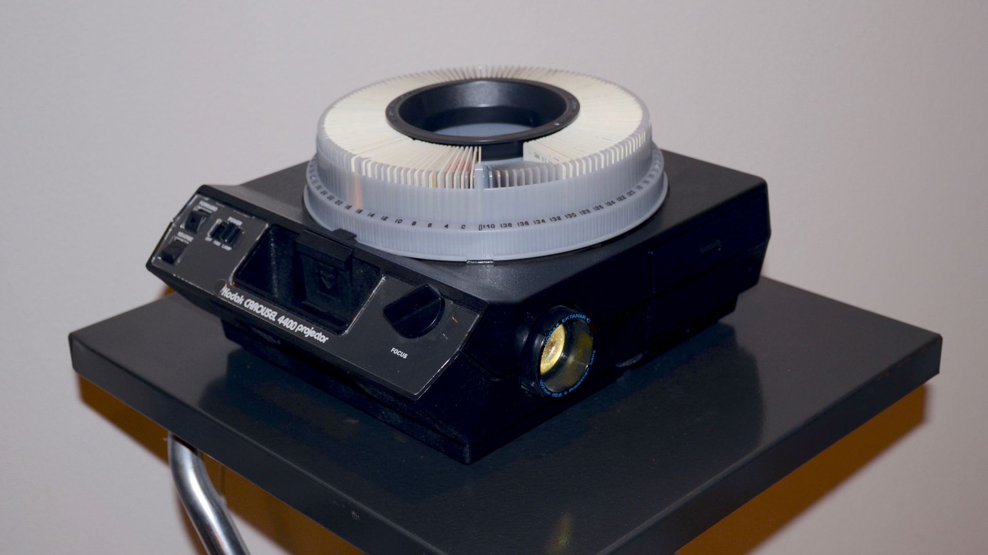 File:Kodak Carousel 4400 projector with 140-slide tray.jpg