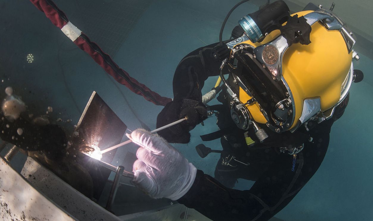 File:Sailor performs an underwater fillet weld in a training pool at the ROK engineering school . (25226373464).jpg