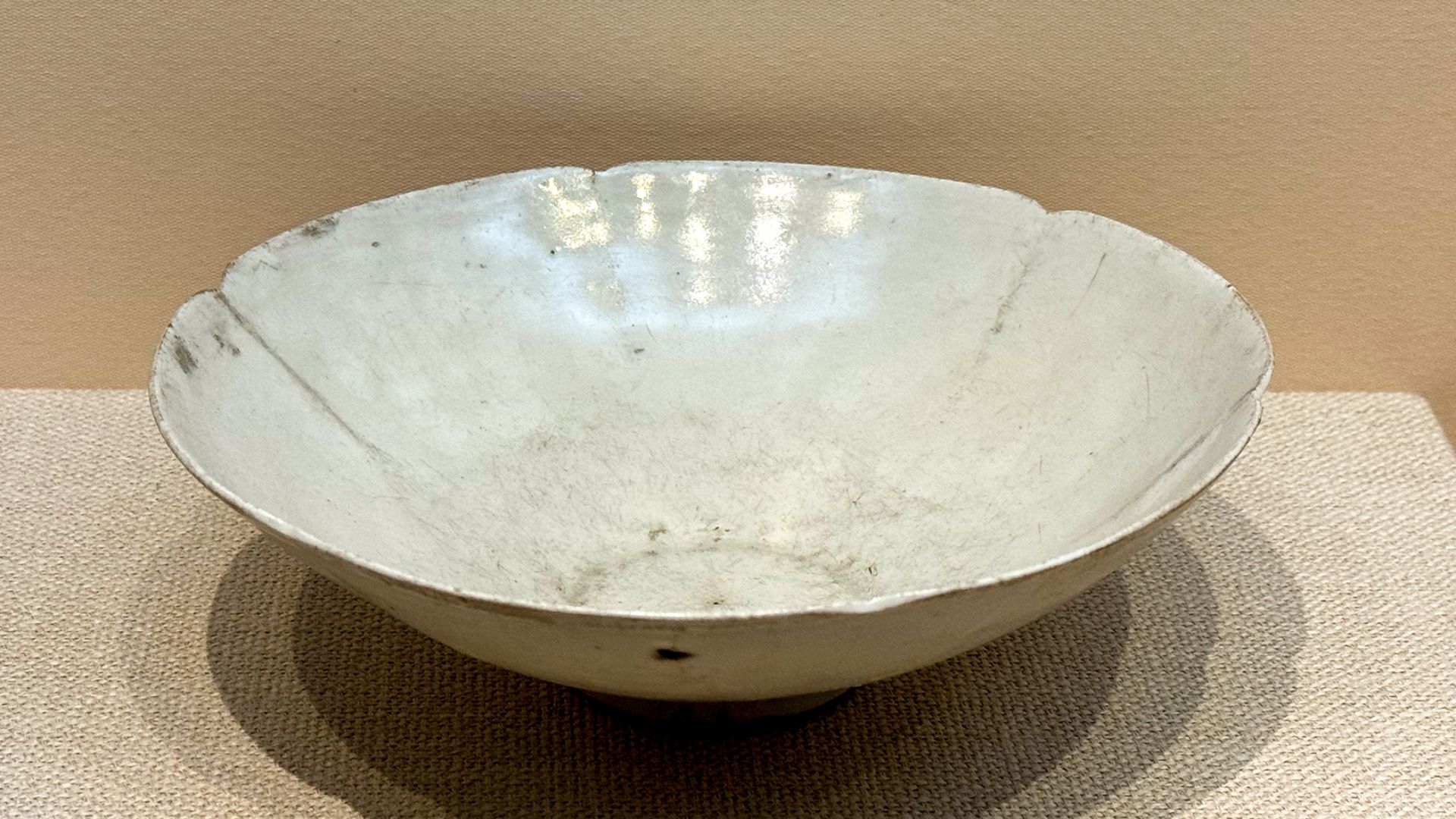 File:20241025 White-Glazed Porcelain Bowl with Six Ridges, Ding Kiln, Song Dynasty.jpg
