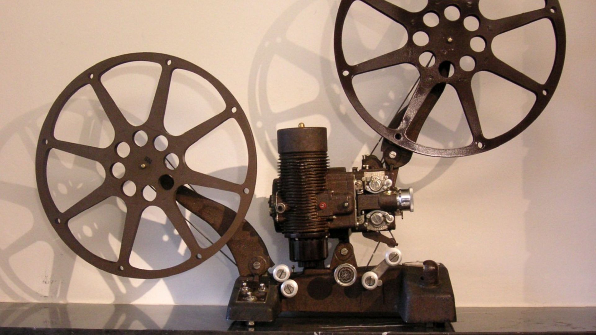 File:Bell Howell Filmo.jpg