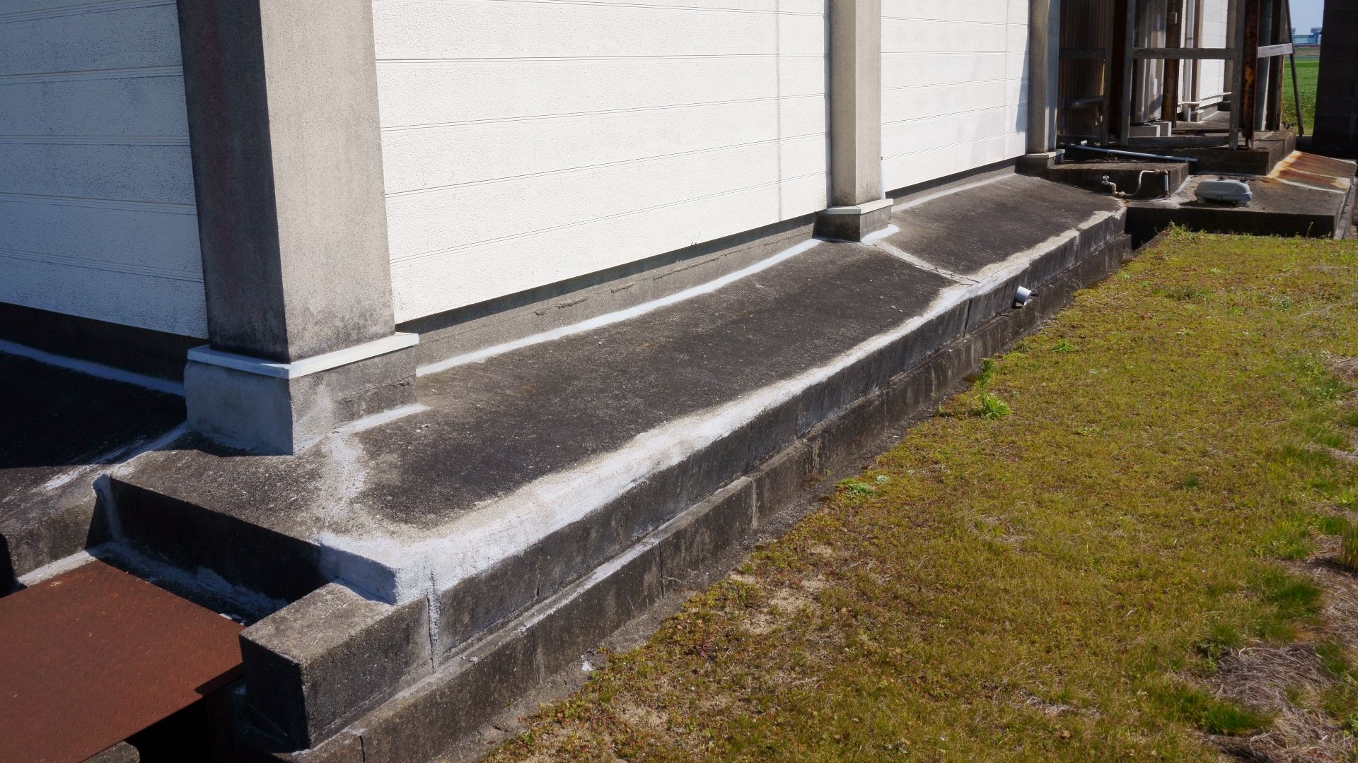 File:Filled foundation cracks by subsidence in Baba, Kohoku.jpg