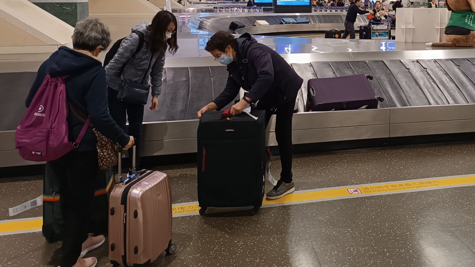 File:TW 台灣 Taiwan 台北 Taipei 臺灣桃園機場 Taoyuan Int'l Airport 入境區 Arrival hall 行李傳送帶 luggage reclaim carousels March 2024 R12S 04.jpg