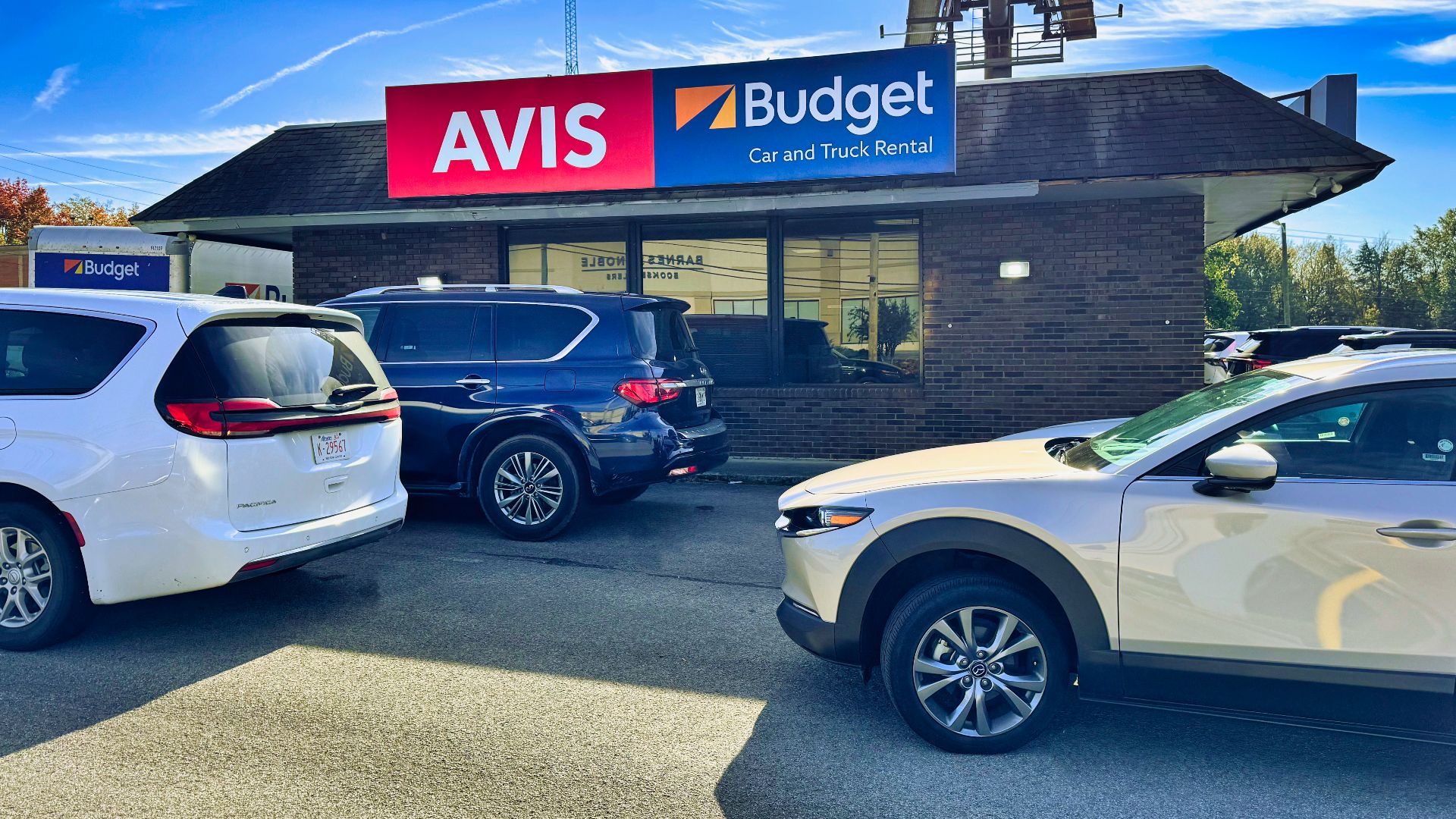 File:An Avis Budget Group car and truck rental location in Knoxville, Tennessee 01.jpg