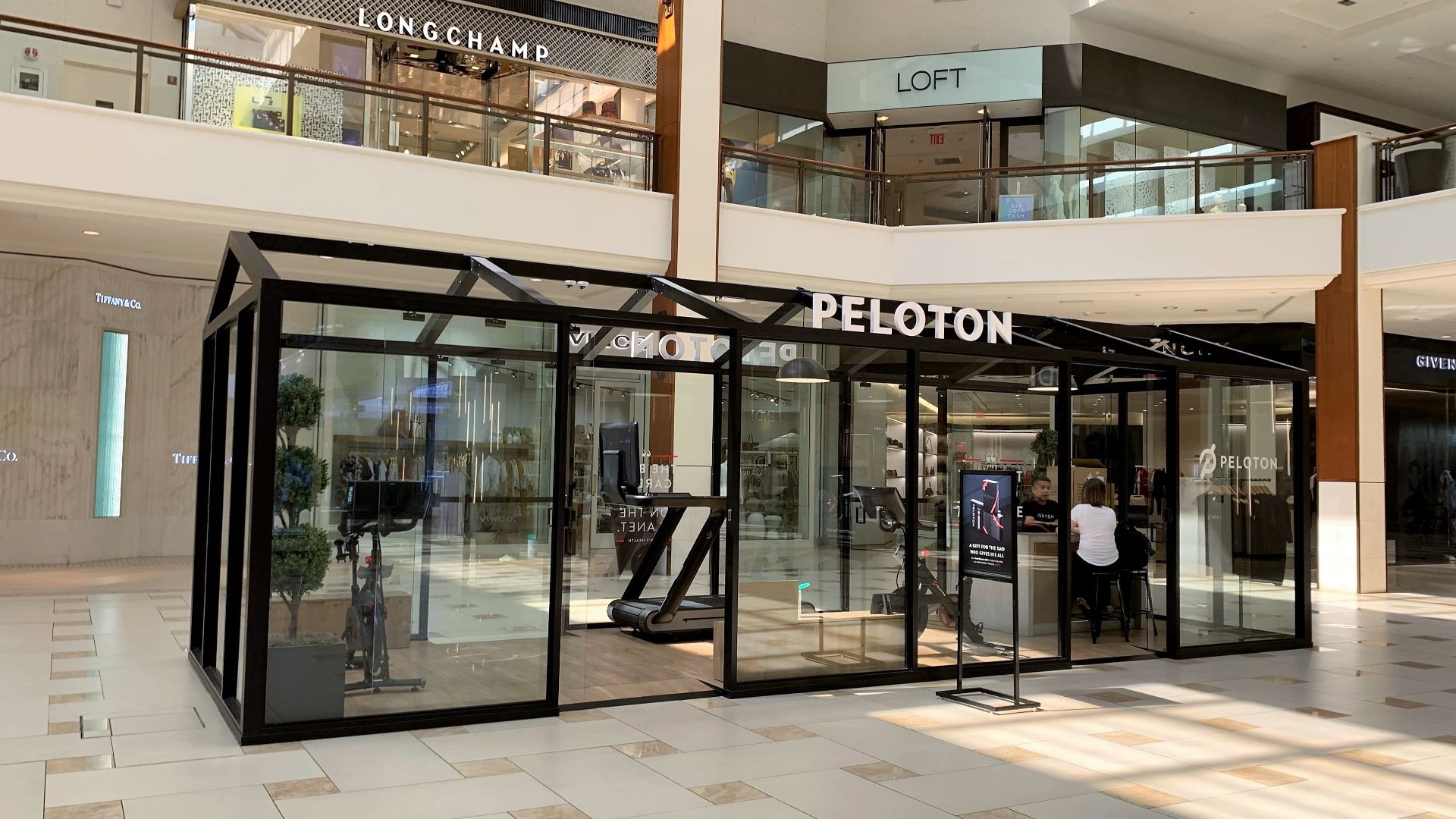 File:Peloton Kiosk at Aventura Mall.jpg