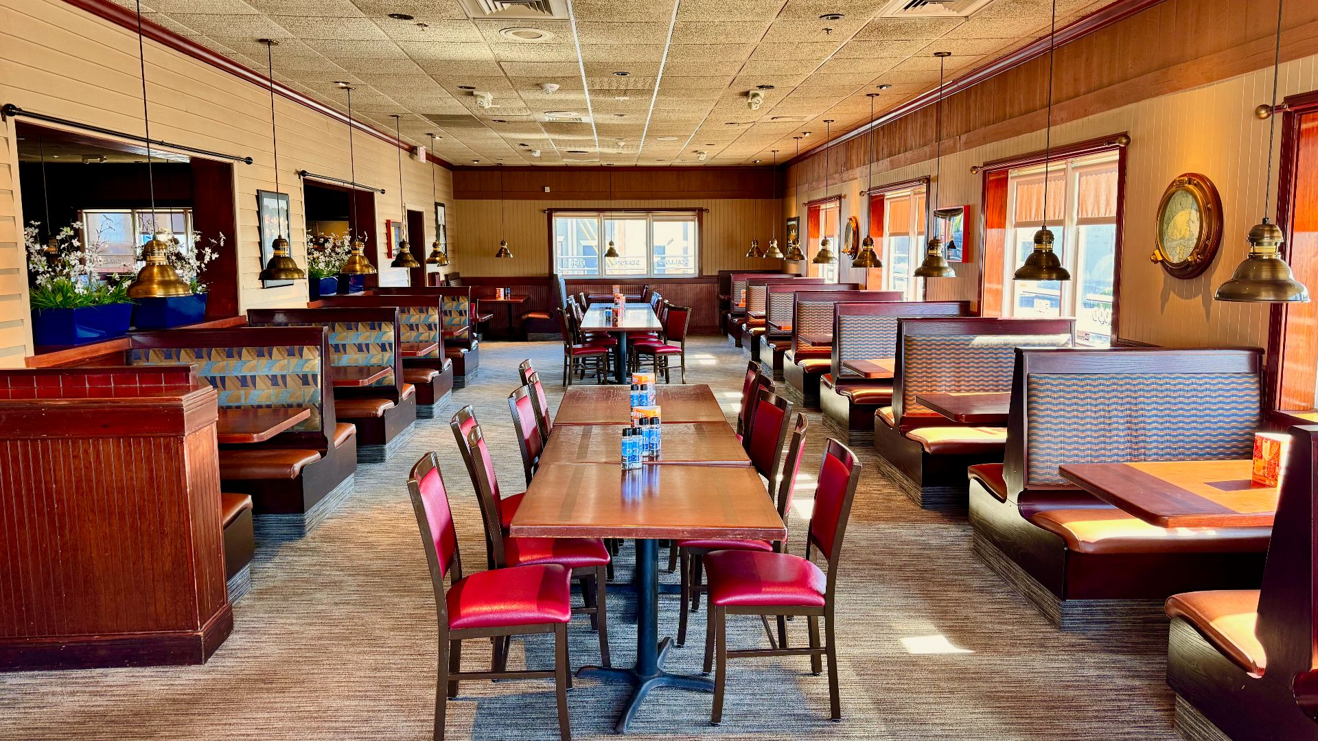 File:The interior dining room of a Red Lobster restaurant in Knoxville, Tennessee 04.jpg