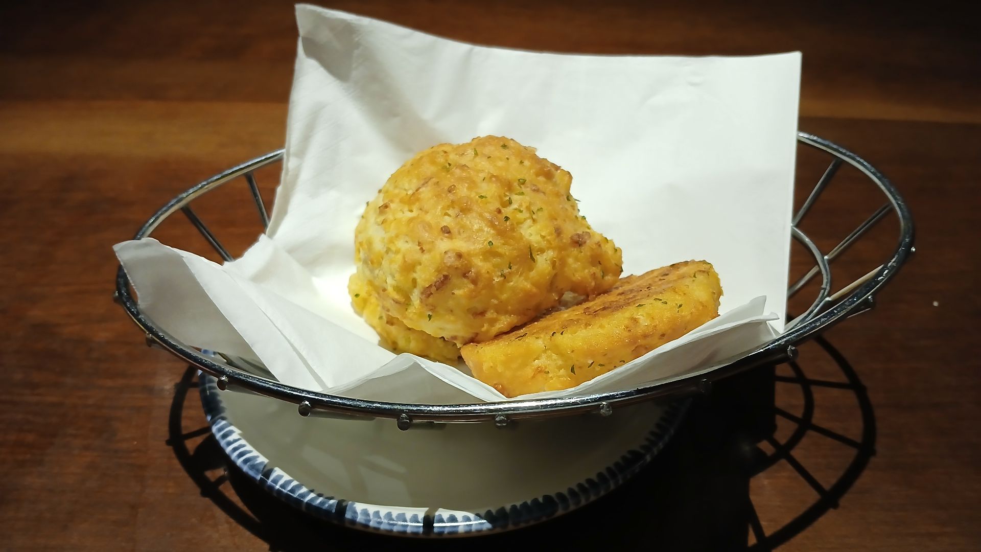 File:Basket of Cheddar Bay biscuits.jpg