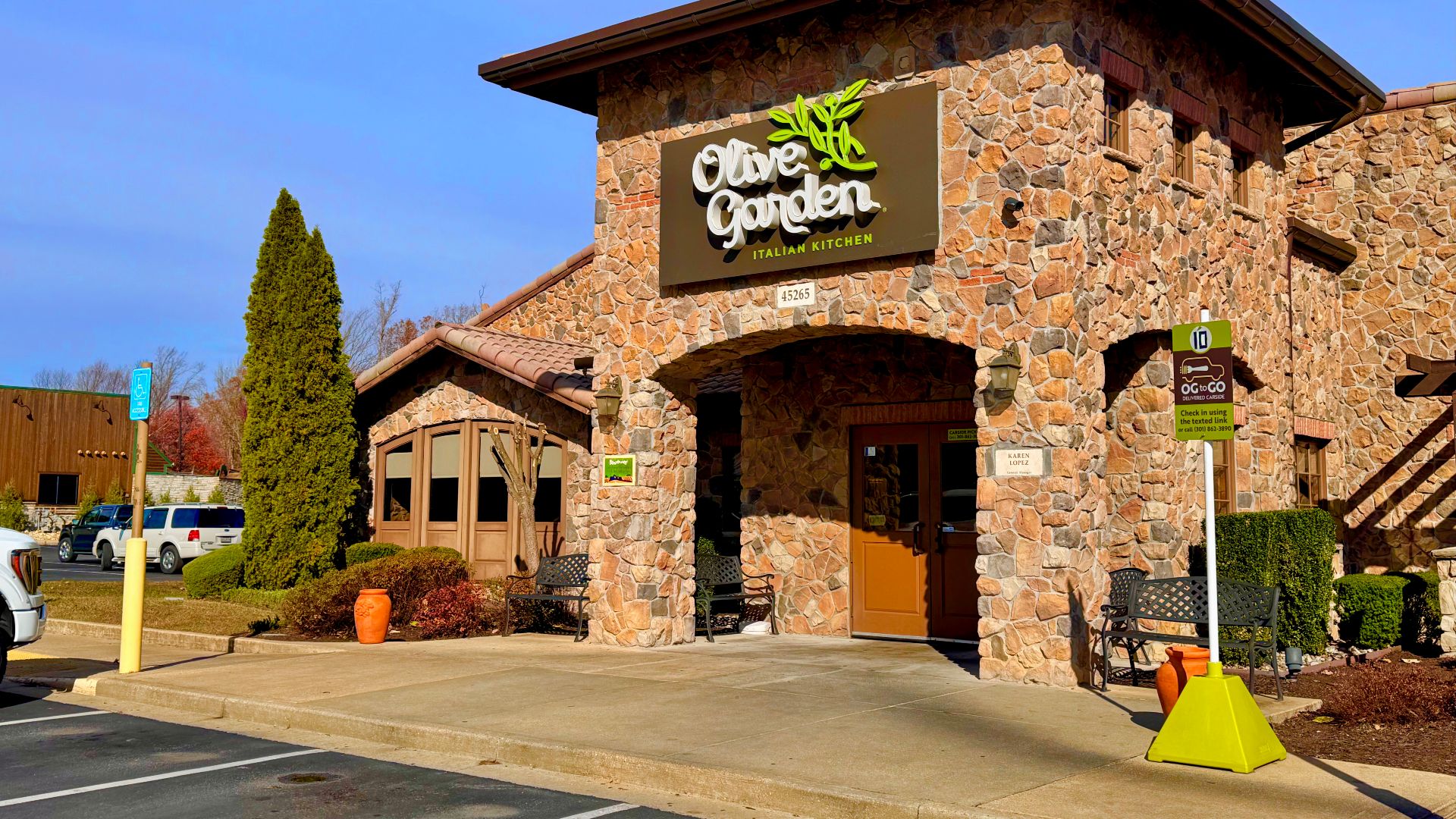 File:An Olive Garden restaurant in California, Maryland.jpg