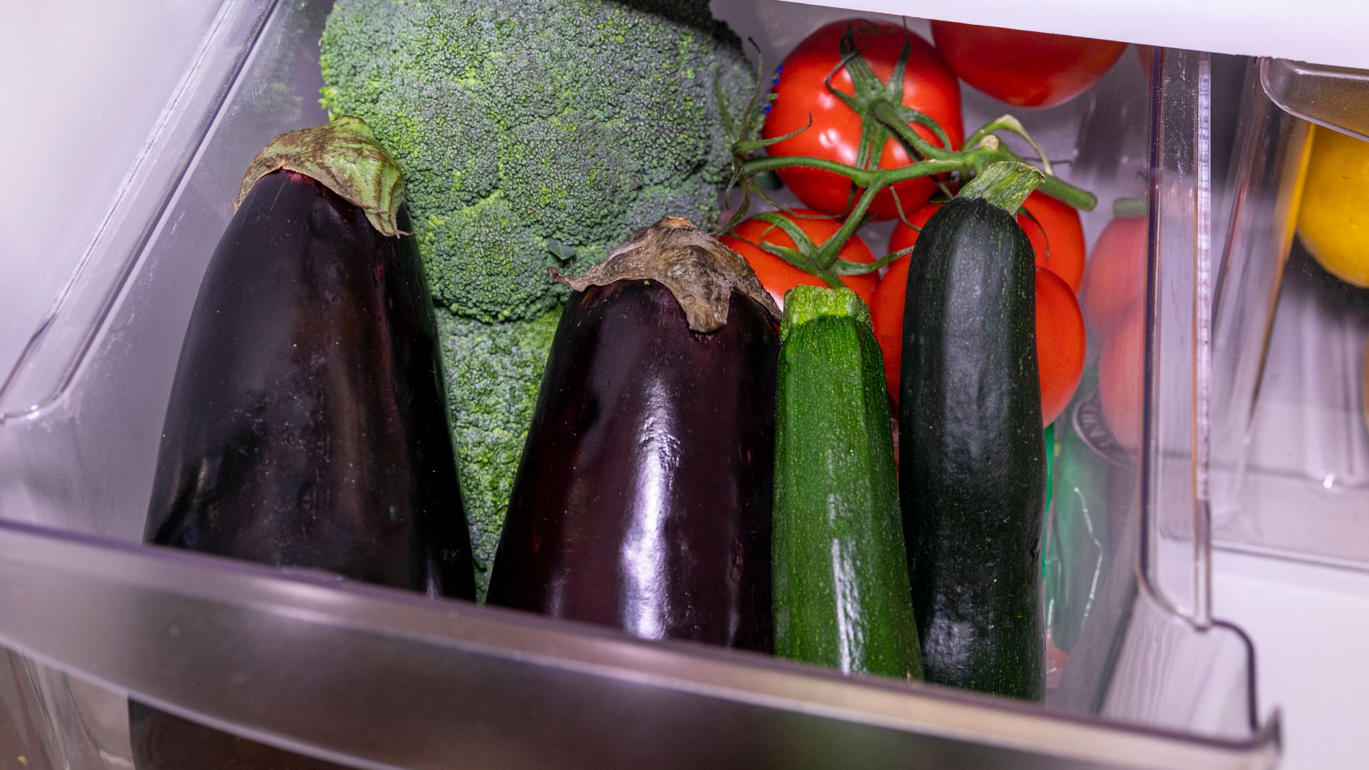 File:Vegetables in Refrigerator Bin - 50838442242.jpg