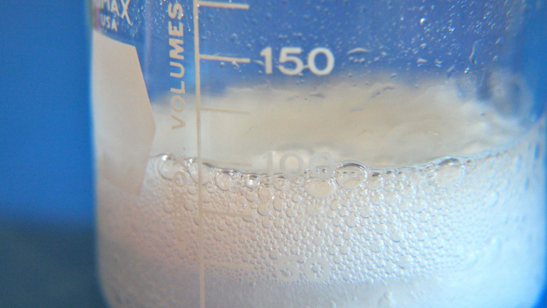 File:Baking soda and vinegar.jpg