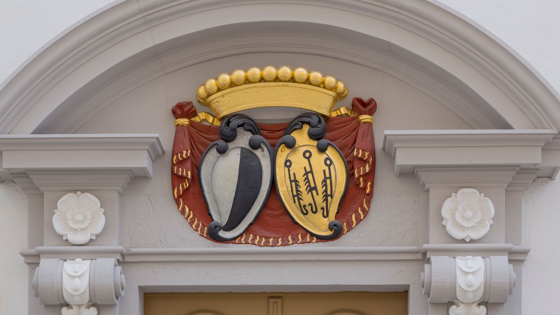 File:Dresden Germany Door-with-Coat-of-Arms-01.jpg